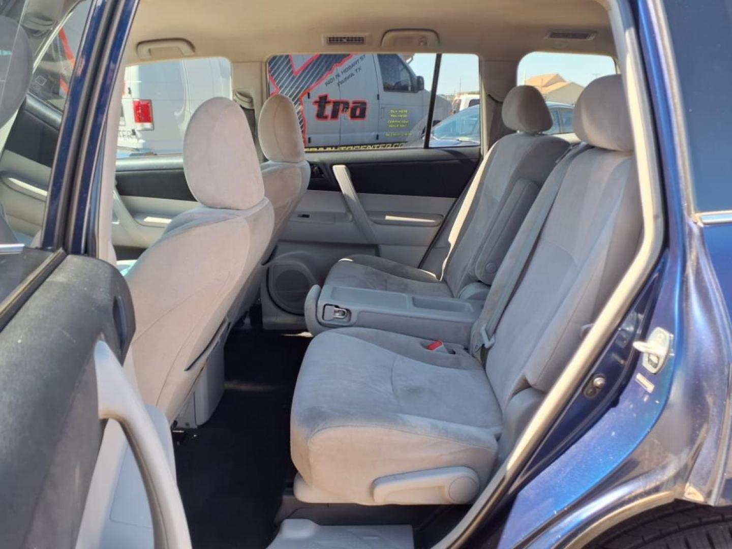 2011 Nautical Blue Metallic Toyota Highlander Base (5TDZK3EH8BS) with an 3.5L 3.5L V6 270hp 248ft. lbs. Fuel Injected engine, 5-Speed Automatic transmission, located at 1401 N. Hobart, Pampa, TX, 79065, (806) 665-9872, 35.549953, -100.975098 - Photo#10