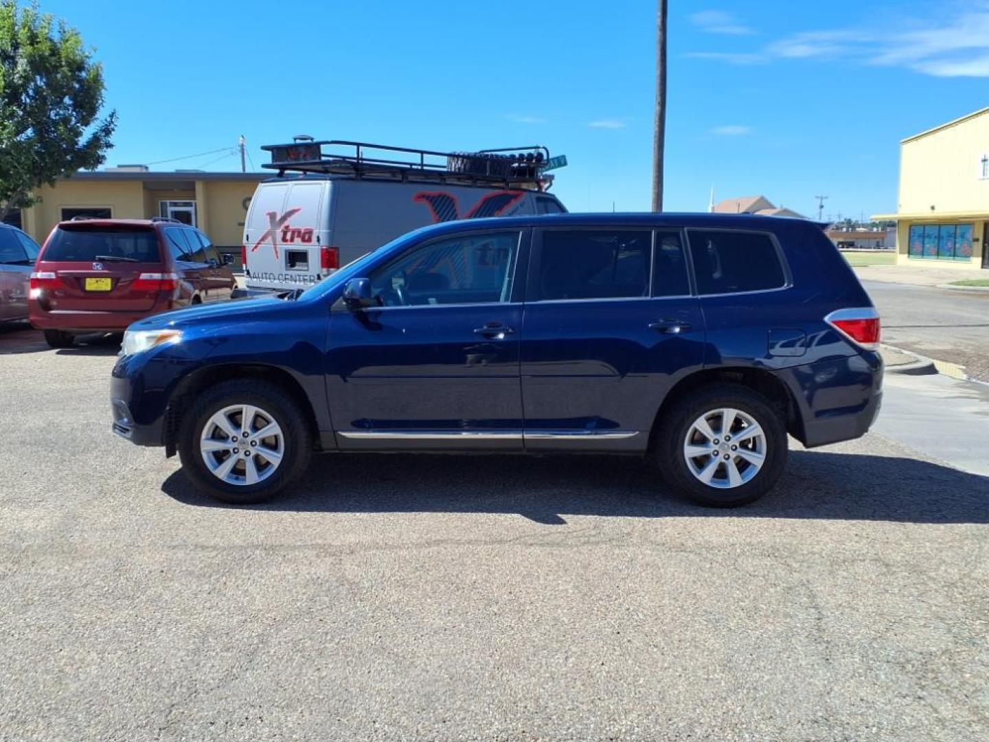 2011 Nautical Blue Metallic Toyota Highlander Base (5TDZK3EH8BS) with an 3.5L 3.5L V6 270hp 248ft. lbs. Fuel Injected engine, 5-Speed Automatic transmission, located at 1401 N. Hobart, Pampa, TX, 79065, (806) 665-9872, 35.549953, -100.975098 - Photo#11