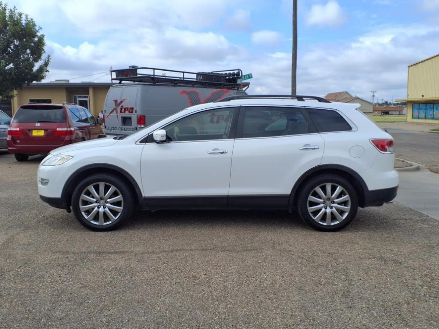 2008 Crystal White Pearl Mica Mazda CX-9 Touring (JM3TB28A880) with an 3.7L 3.7L V6 270hp 273ft. lbs. Sequential Multiport Fuel Injection engine, 6-Speed Shiftable Automatic transmission, located at 1401 N. Hobart, Pampa, TX, 79065, (806) 665-9872, 35.549953, -100.975098 - Photo#4