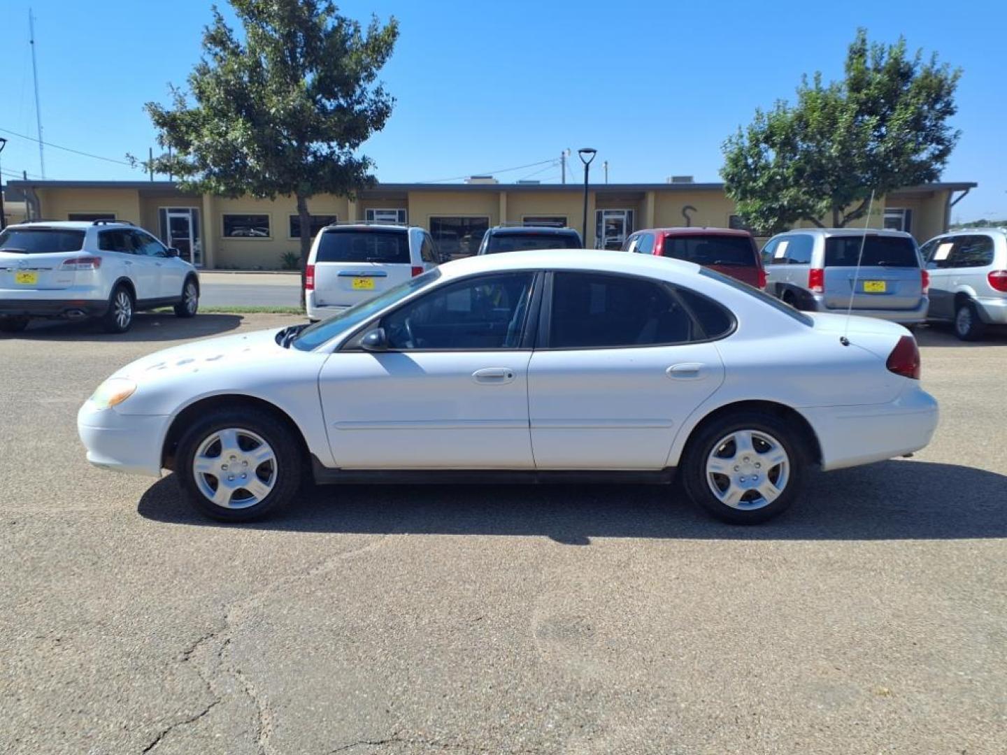 2003 Vibrant White Clearcoat Ford Taurus LX (1FAFP52U63G) with an 3.0L 3.0L NA V6 overhead valves (OHV) 12V Fuel Injected engine, 4-Speed Automatic transmission, located at 1401 N. Hobart, Pampa, TX, 79065, (806) 665-9872, 35.549953, -100.975098 - Photo#4