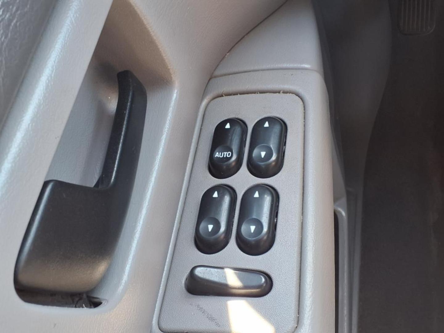 2003 Vibrant White Clearcoat Ford Taurus LX (1FAFP52U63G) with an 3.0L 3.0L NA V6 overhead valves (OHV) 12V Fuel Injected engine, 4-Speed Automatic transmission, located at 1401 N. Hobart, Pampa, TX, 79065, (806) 665-9872, 35.549953, -100.975098 - Photo#6