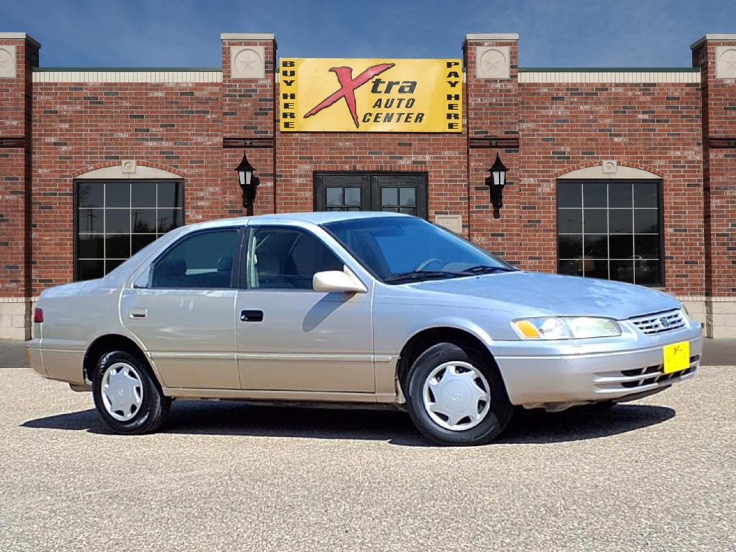 1999 Cashmere Beige Metallic Toyota Camry CE (4T1BG22KXXU) with an 2.2L 2L NA I4 double overhead cam (DOHC) 16V Fuel Injected engine, Automatic transmission, located at 1401 N. Hobart, Pampa, TX, 79065, (806) 665-9872, 35.549953, -100.975098 - Photo#0