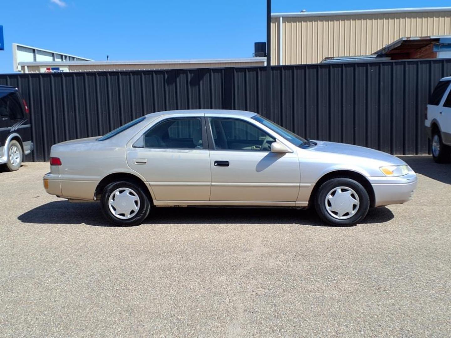 1999 Cashmere Beige Metallic Toyota Camry CE (4T1BG22KXXU) with an 2.2L 2L NA I4 double overhead cam (DOHC) 16V Fuel Injected engine, Automatic transmission, located at 1401 N. Hobart, Pampa, TX, 79065, (806) 665-9872, 35.549953, -100.975098 - Photo#2