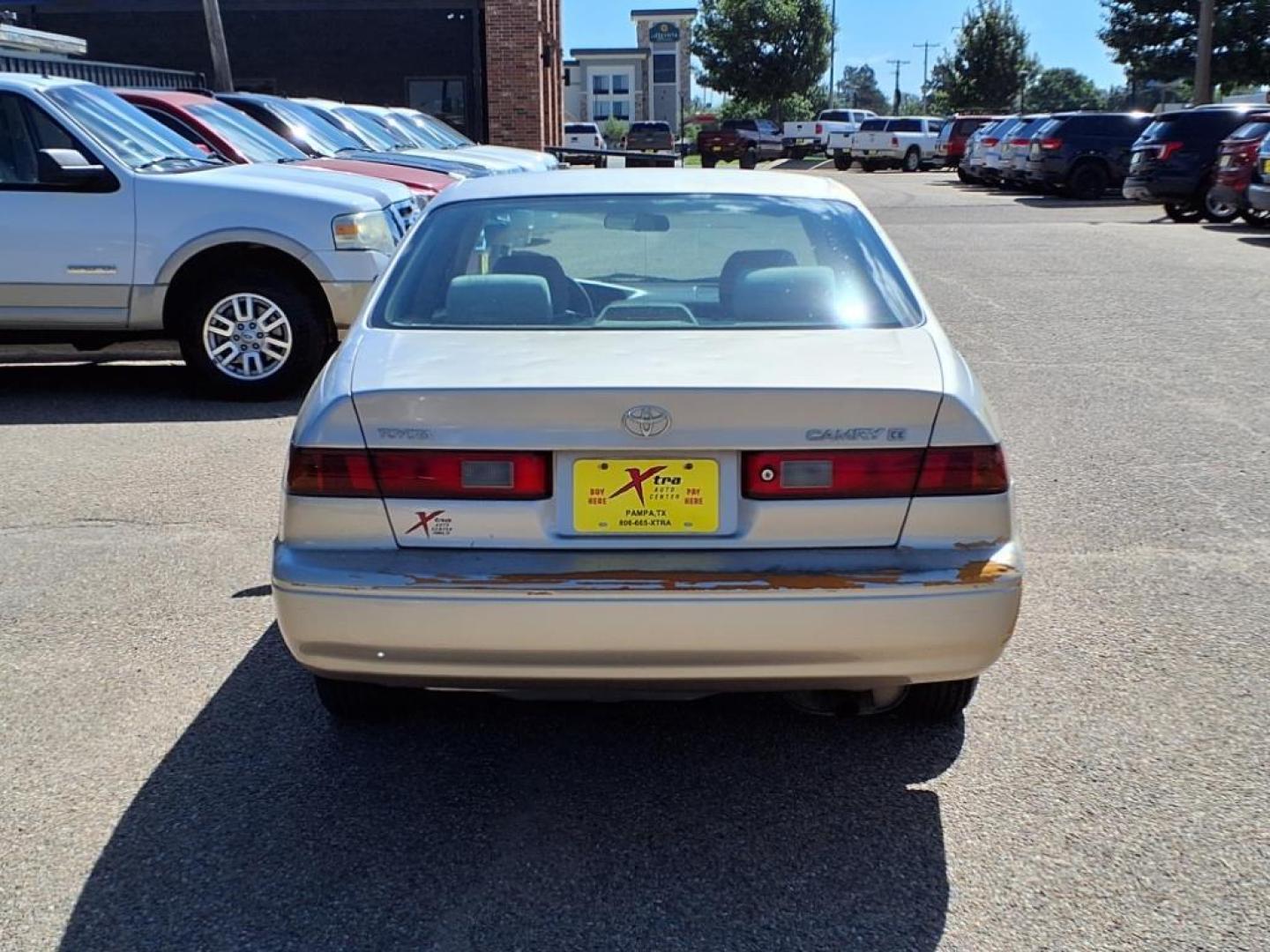 1999 Cashmere Beige Metallic Toyota Camry CE (4T1BG22KXXU) with an 2.2L 2L NA I4 double overhead cam (DOHC) 16V Fuel Injected engine, Automatic transmission, located at 1401 N. Hobart, Pampa, TX, 79065, (806) 665-9872, 35.549953, -100.975098 - Photo#3