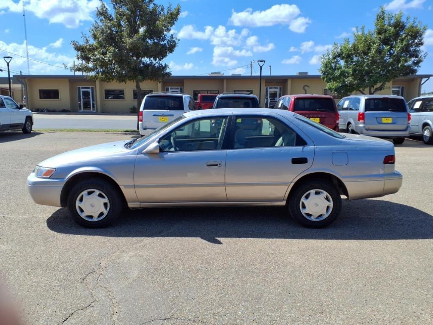 1999 Cashmere Beige Metallic Toyota Camry CE (4T1BG22KXXU) with an 2.2L 2L NA I4 double overhead cam (DOHC) 16V Fuel Injected engine, Automatic transmission, located at 1401 N. Hobart, Pampa, TX, 79065, (806) 665-9872, 35.549953, -100.975098 - Photo#4