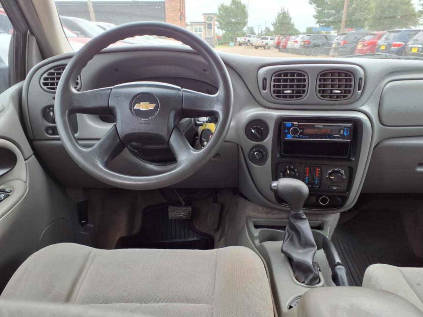 2006 Silverstone Metallic Chevrolet TrailBlazer LS (1GNDT13SX62) with an 4.2L 4L NA I6 double overhead cam (DOHC) 24V Fuel Injected engine, 4-Speed Automatic transmission, located at 1401 N. Hobart, Pampa, TX, 79065, (806) 665-9872, 35.549953, -100.975098 - Photo#10