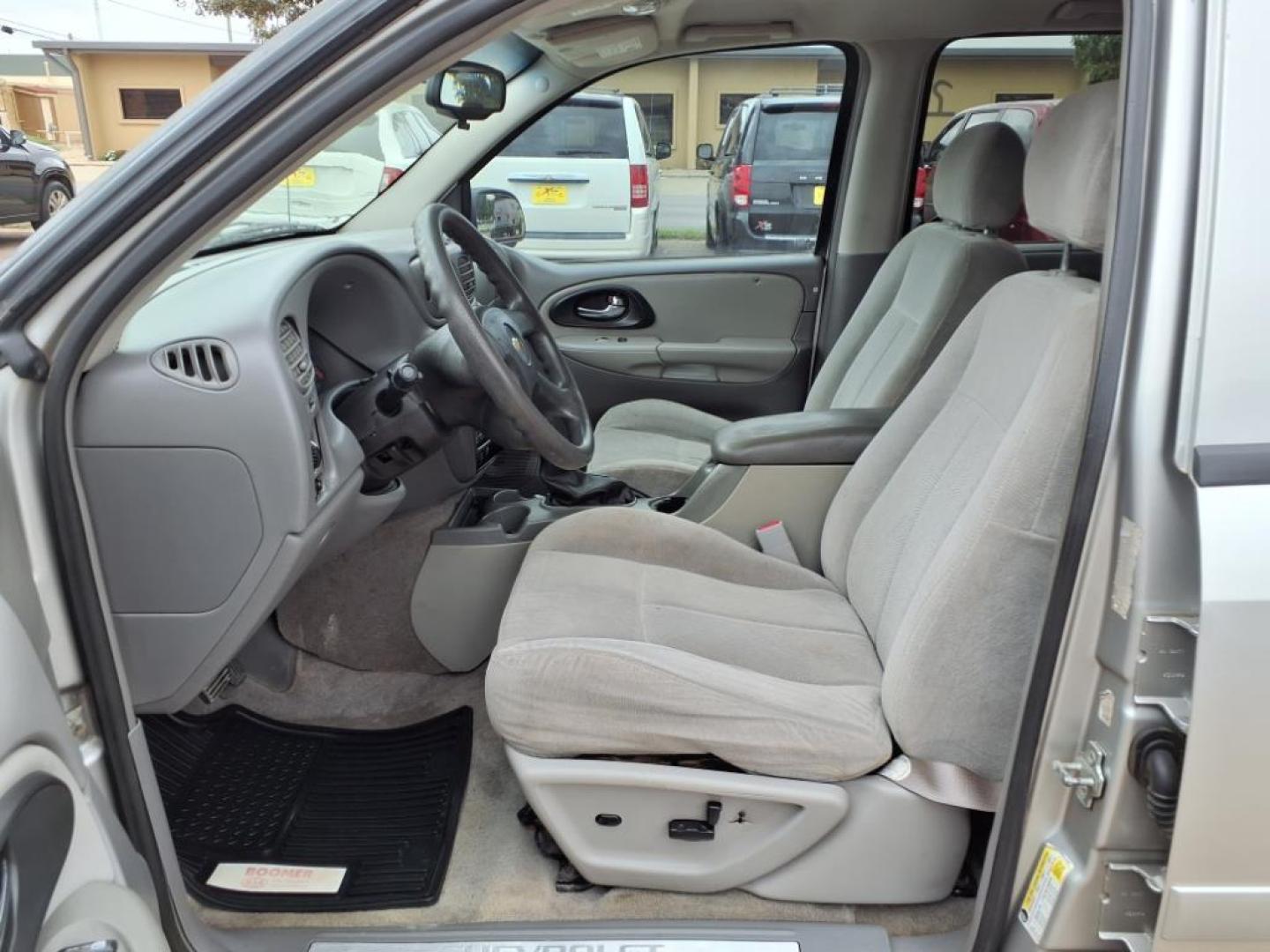 2006 Silverstone Metallic Chevrolet TrailBlazer LS (1GNDT13SX62) with an 4.2L 4L NA I6 double overhead cam (DOHC) 24V Fuel Injected engine, 4-Speed Automatic transmission, located at 1401 N. Hobart, Pampa, TX, 79065, (806) 665-9872, 35.549953, -100.975098 - Photo#11