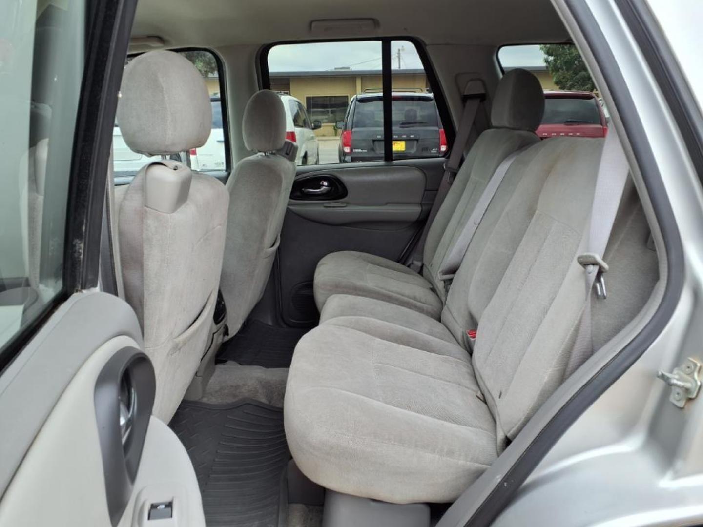 2006 Silverstone Metallic Chevrolet TrailBlazer LS (1GNDT13SX62) with an 4.2L 4L NA I6 double overhead cam (DOHC) 24V Fuel Injected engine, 4-Speed Automatic transmission, located at 1401 N. Hobart, Pampa, TX, 79065, (806) 665-9872, 35.549953, -100.975098 - Photo#12
