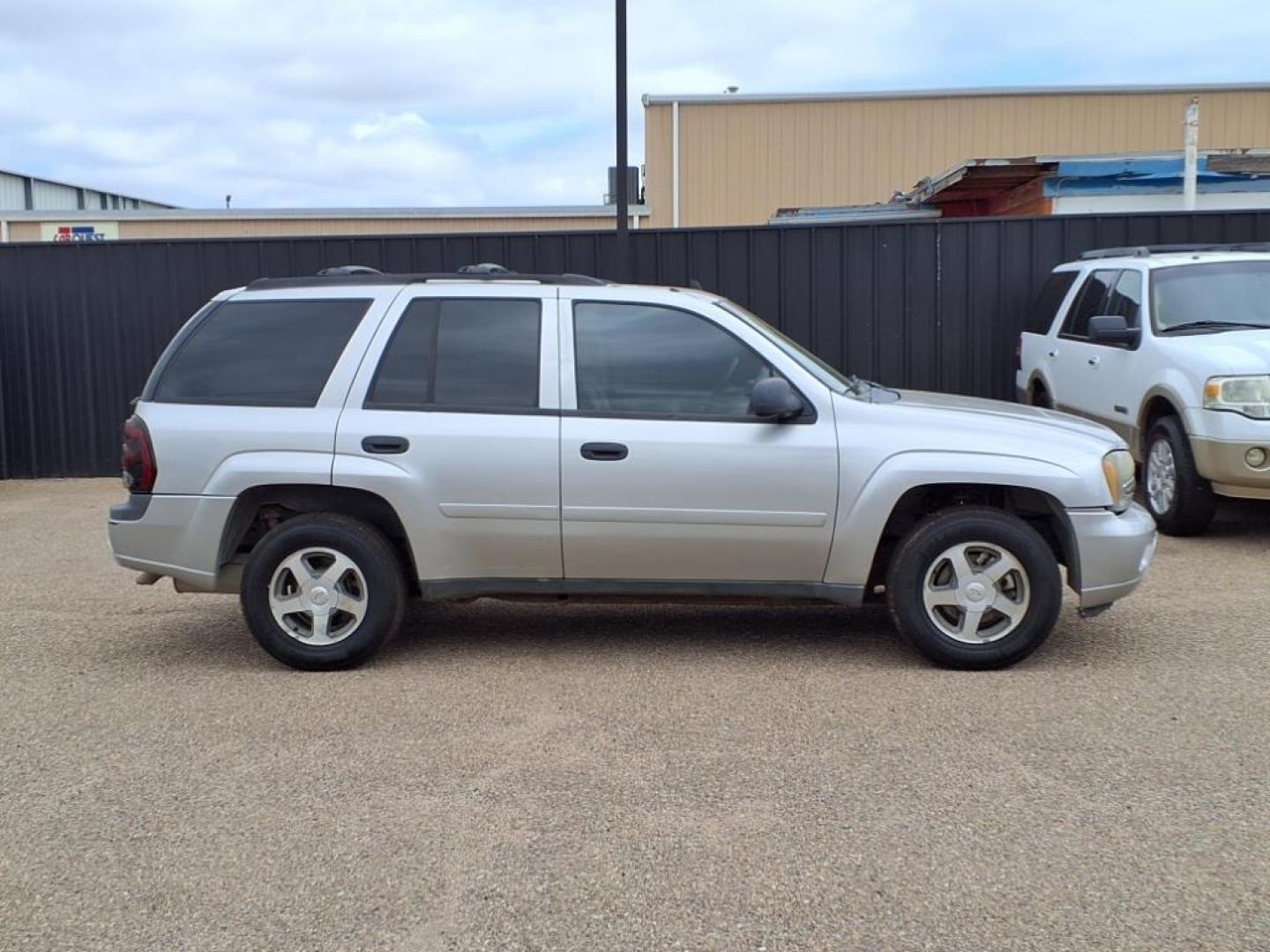 2006 Silverstone Metallic Chevrolet TrailBlazer LS (1GNDT13SX62) with an 4.2L 4L NA I6 double overhead cam (DOHC) 24V Fuel Injected engine, 4-Speed Automatic transmission, located at 1401 N. Hobart, Pampa, TX, 79065, (806) 665-9872, 35.549953, -100.975098 - Photo#2