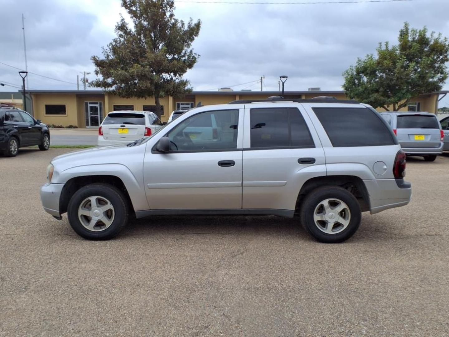 2006 Silverstone Metallic Chevrolet TrailBlazer LS (1GNDT13SX62) with an 4.2L 4L NA I6 double overhead cam (DOHC) 24V Fuel Injected engine, 4-Speed Automatic transmission, located at 1401 N. Hobart, Pampa, TX, 79065, (806) 665-9872, 35.549953, -100.975098 - Photo#4