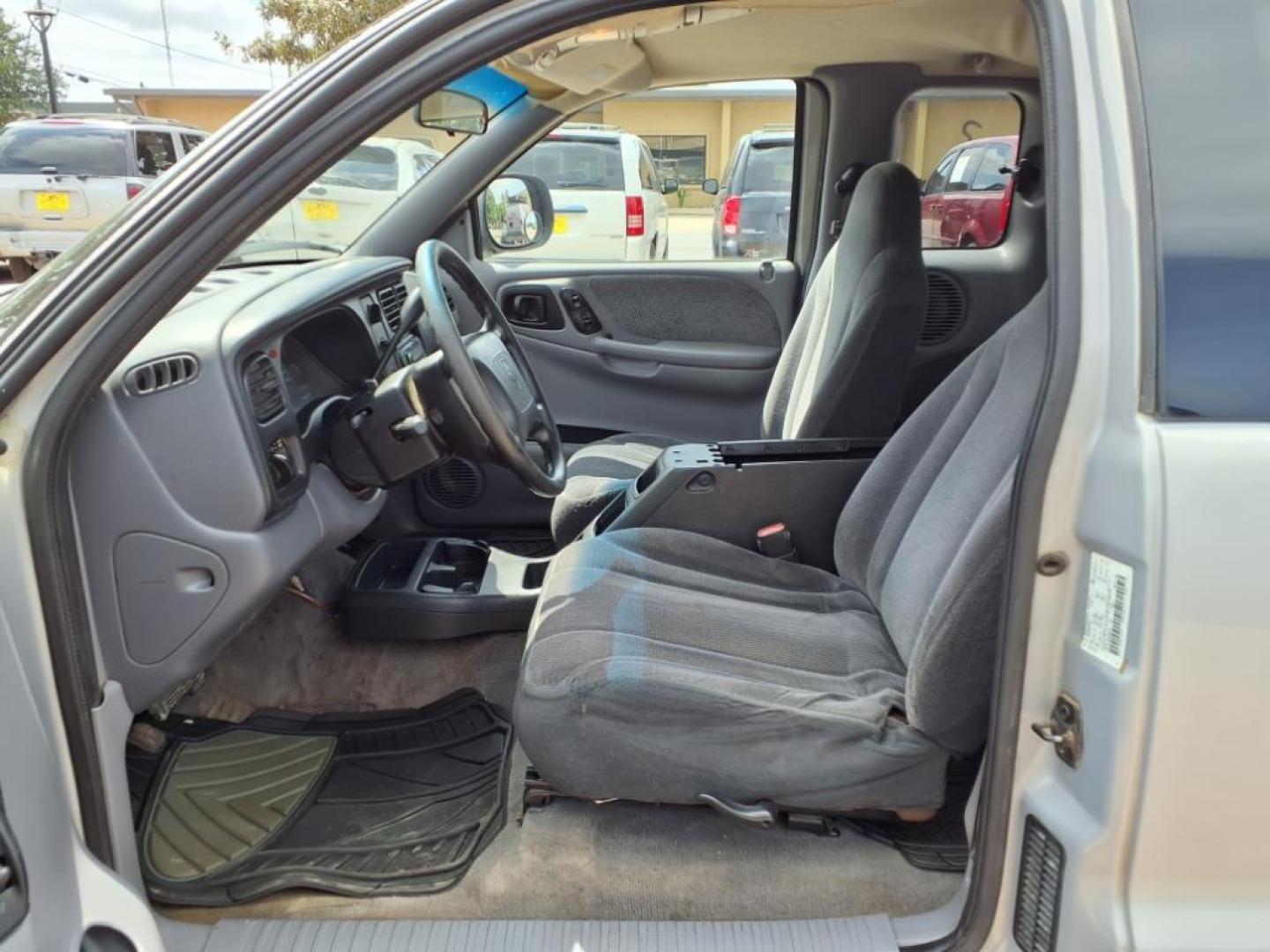 1999 Silver Dodge Dakota SLT (1B7GL22X5XS) with an 3.9L 3.9L V6 175hp 225ft. lbs. Fuel Injected engine, Automatic transmission, located at 1401 N. Hobart, Pampa, TX, 79065, (806) 665-9872, 35.549953, -100.975098 - Photo#10