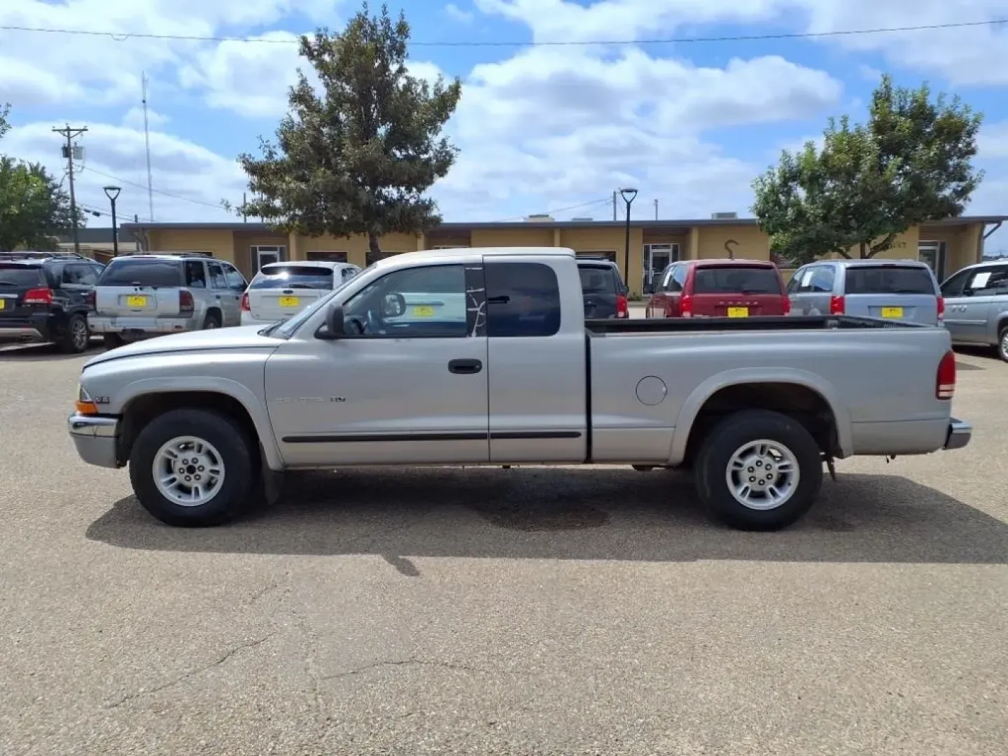 1999 Silver Dodge Dakota Club Cab 2WD (1B7GL22X5XS) with an Other engine, Automatic transmission, located at 1401 N. Hobart, Pampa, TX, 79065, (806) 665-9872, 35.549953, -100.975098 - **Rugged Yet Reliable: Discover the 1999 Dodge Dakota at Xtra Auto Center in Pampa, TX!**<br /> <br /> Are you an adventurous soul looking for the perfect pickup to accompany you on all your weekend escapades? Or perhaps you need a dependable vehicle that can handle your daily commute while providin - Photo#4