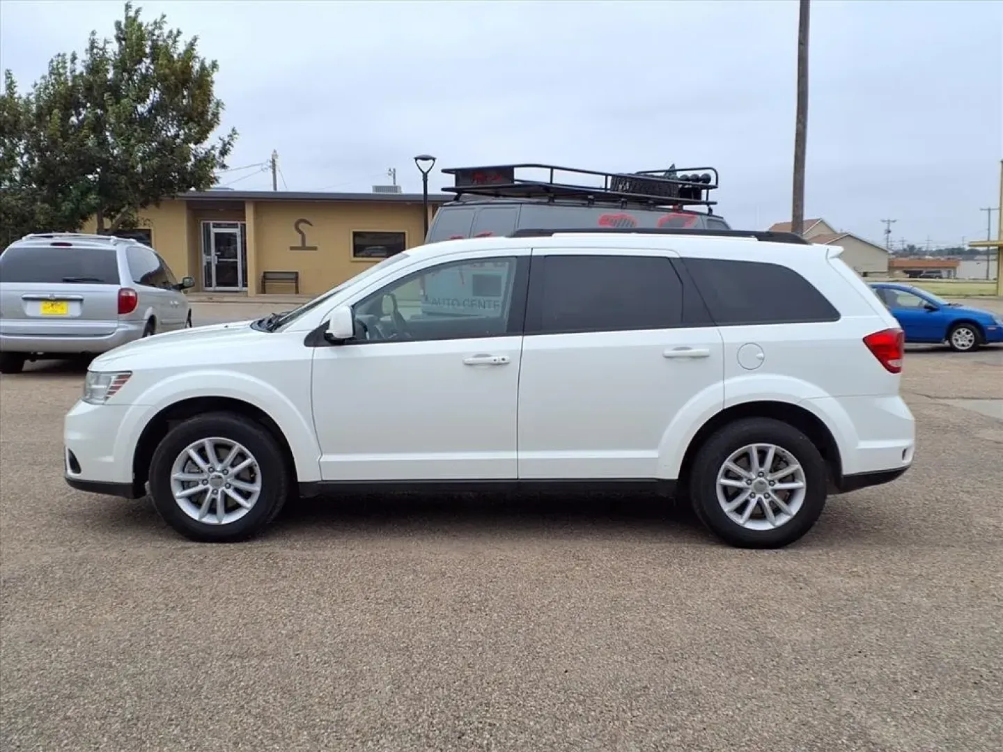 2016 White Dodge Journey SXT (3C4PDCBG0GT) with an Other engine, located at 1401 N. Hobart, Pampa, TX, 79065, (806) 665-9872, 35.549953, -100.975098 - **Adventure Awaits with the 2016 Dodge Journey SXT at Xtra Auto Center!** <br /> <br /> Are you ready to elevate your family's journey? Whether it's a weekend getaway, a daily commute, or just running errands around Pampa, TX, the 2016 Dodge Journey SXT is the perfect sport utility vehicle (SUV) f - Photo#4