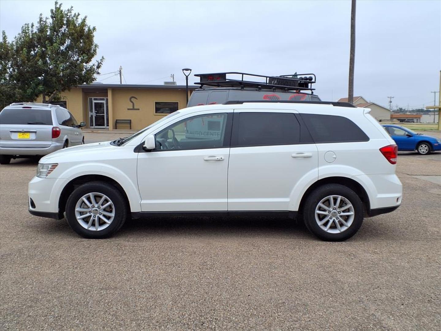 2016 White Dodge Journey SXT (3C4PDCBG0GT) with an 3.6L Pentastar 3.6L Flex Fuel V6 283hp 260ft. lbs. Sequential Multiport Fuel Injection engine, 6-Speed Shiftable Automatic transmission, located at 1401 N. Hobart, Pampa, TX, 79065, (806) 665-9872, 35.549953, -100.975098 - Photo#4