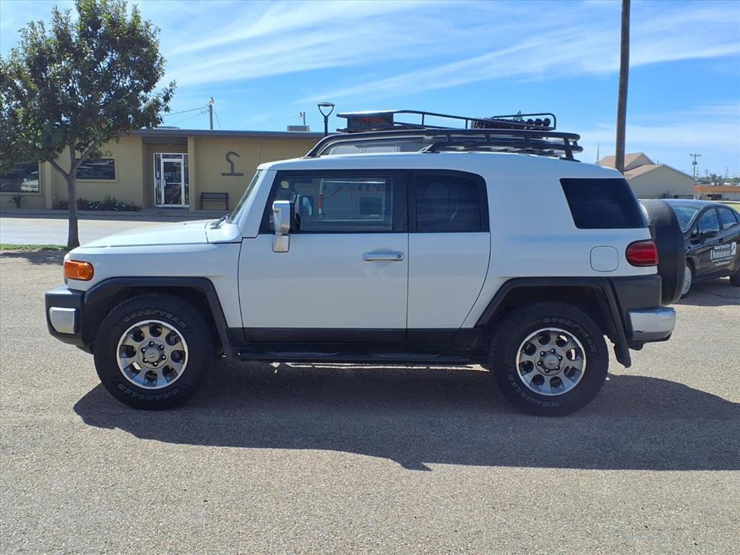 2011 Ice Berg Toyota FJ Cruiser Base (JTEZU4BFXBK) with an 4.0L 4.0L V6 260hp 271ft. lbs. Fuel Injected engine, 5-Speed Automatic transmission, located at 1401 N. Hobart, Pampa, TX, 79065, (806) 665-9872, 35.549953, -100.975098 - Photo#4
