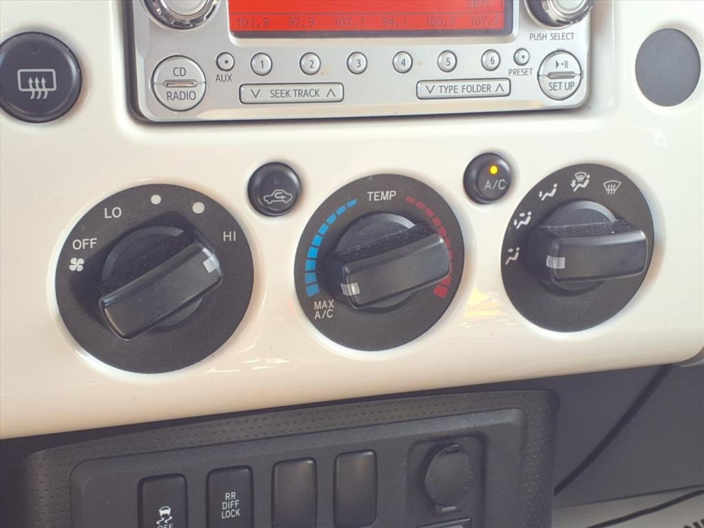 2011 Ice Berg Toyota FJ Cruiser Base (JTEZU4BFXBK) with an 4.0L 4.0L V6 260hp 271ft. lbs. Fuel Injected engine, 5-Speed Automatic transmission, located at 1401 N. Hobart, Pampa, TX, 79065, (806) 665-9872, 35.549953, -100.975098 - Photo#7