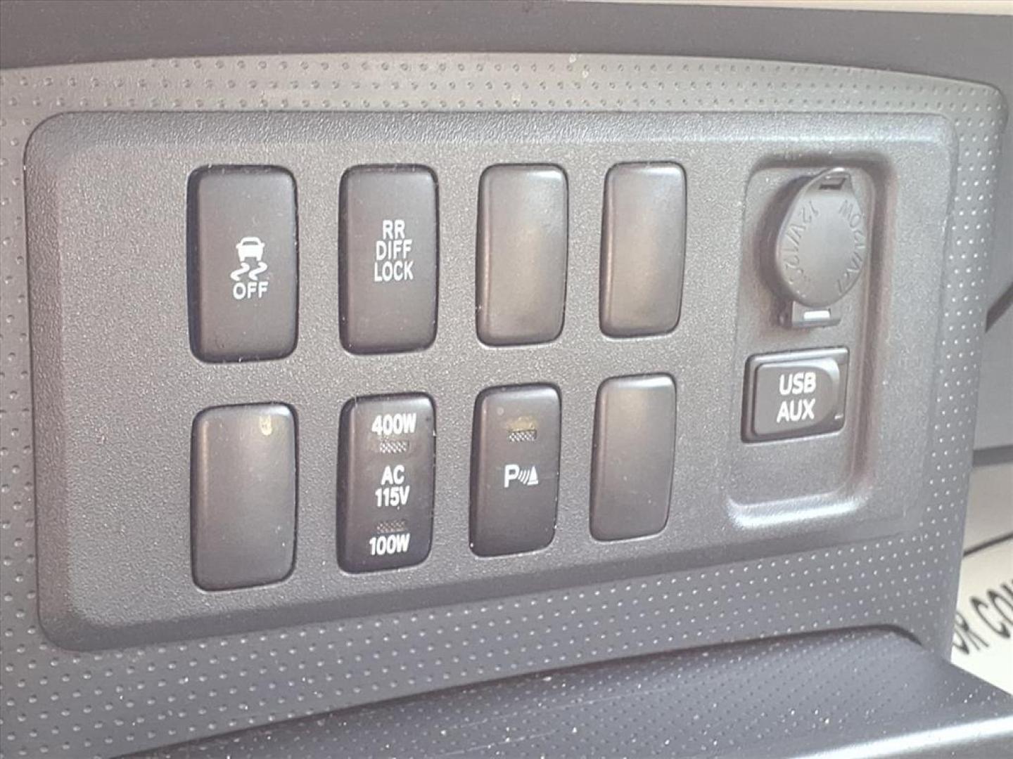 2011 Ice Berg Toyota FJ Cruiser Base (JTEZU4BFXBK) with an 4.0L 4.0L V6 260hp 271ft. lbs. Fuel Injected engine, 5-Speed Automatic transmission, located at 1401 N. Hobart, Pampa, TX, 79065, (806) 665-9872, 35.549953, -100.975098 - Photo#8