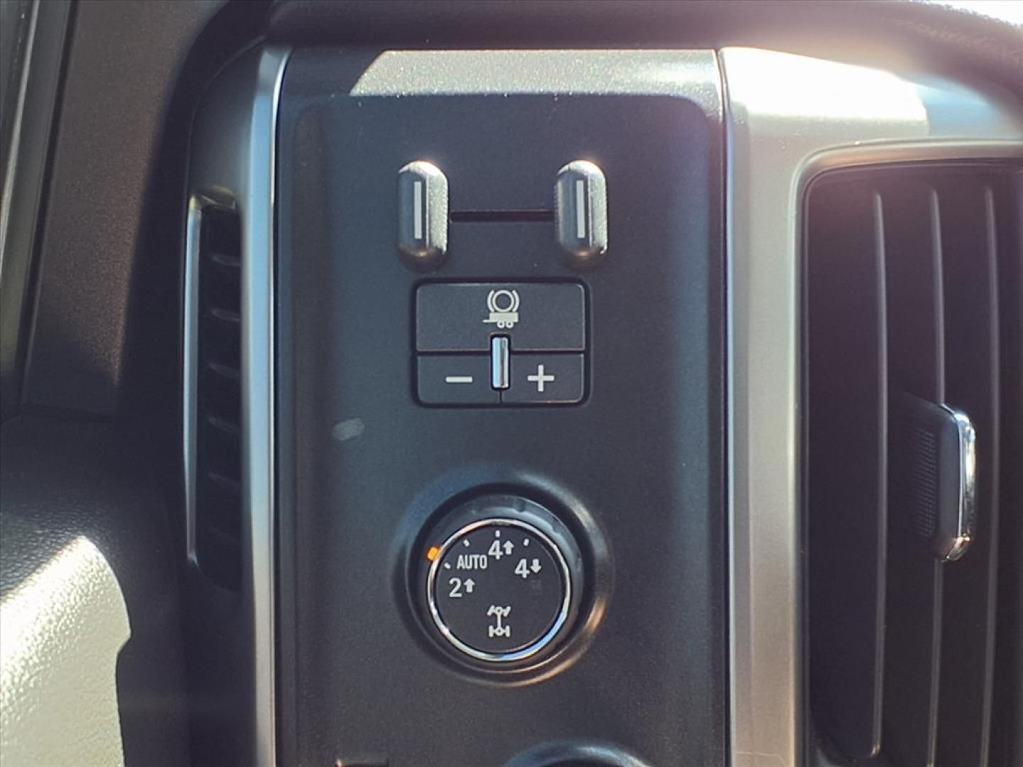 2014 Silver Ice Metallic Chevrolet Silverado 1500 LT Z71 (3GCUKRECXEG) with an 5.3L EcoTec3 5.3L Flex Fuel V8 355hp 383ft. lbs. Direct Injection engine, 6-Speed Shiftable Automatic w/Overdrive transmission, located at 1401 N. Hobart, Pampa, TX, 79065, (806) 665-9872, 35.549953, -100.975098 - Photo#8