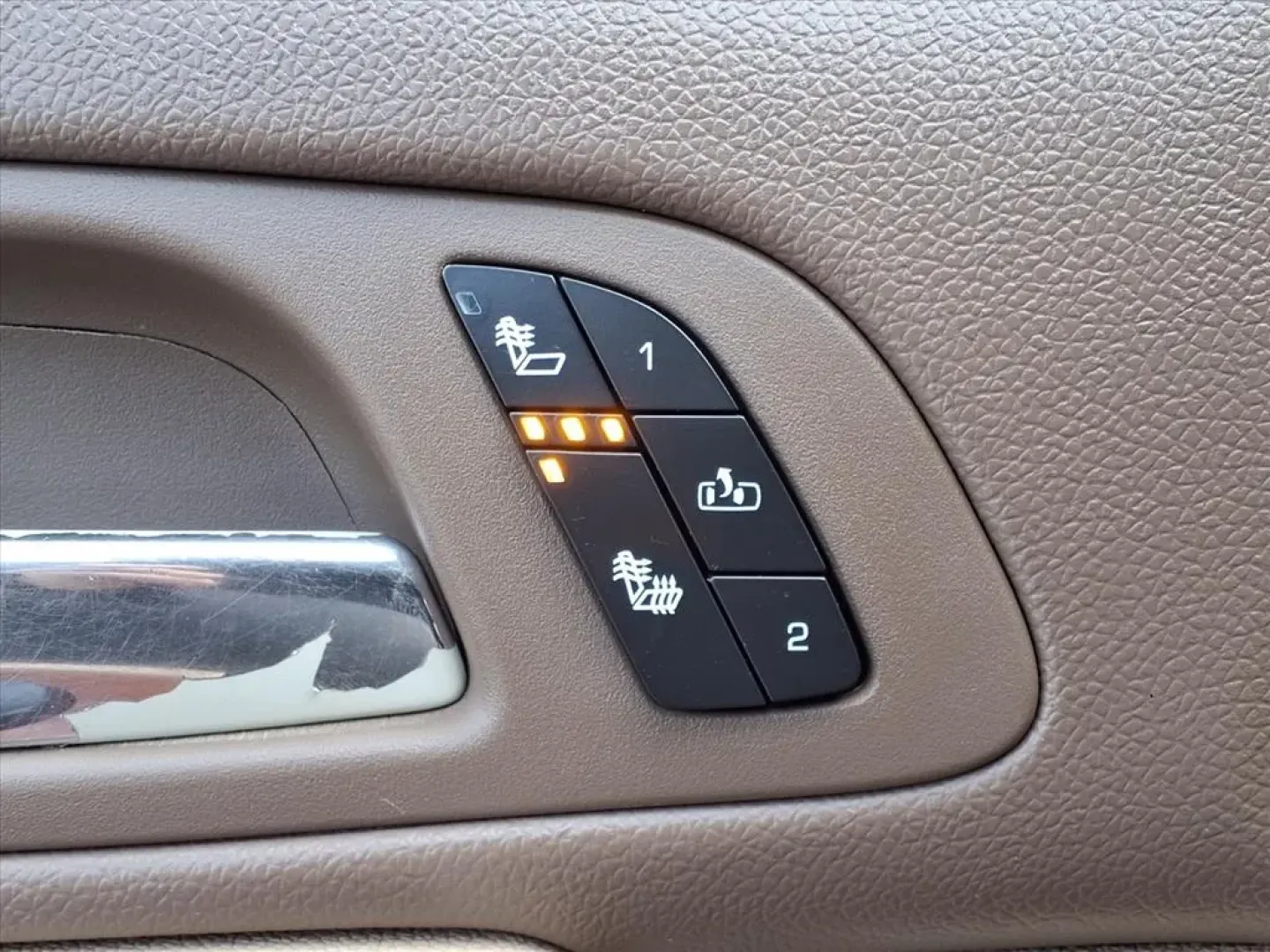 2007 Fire Red GMC SIERRA 2500 HEAVY DUTY (1GTHK23687F) with an 6.6L engine, Automatic transmission, located at 1401 N. Hobart, Pampa, TX, 79065, (806) 665-9872, 35.549953, -100.975098 - **Unleash Your Adventure with This 2007 GMC Sierra 2500HD Perfect for Families and Outdoor Enthusiasts!**<br /> <br /> If you're on the lookout for a versatile vehicle that can handle both daily commuting and weekend adventures, look no further! The 2007 GMC Sierra 2500HD crew cab pickup is the ide - Photo#6