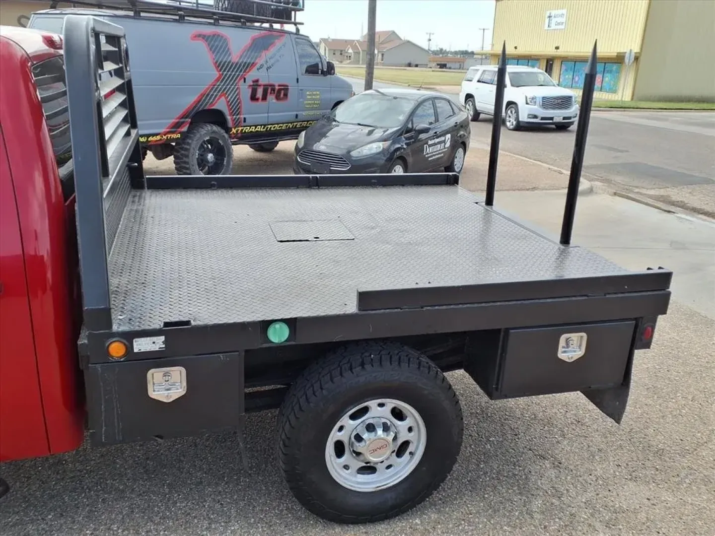 2007 Fire Red GMC Sierra 2500HD SLE2 Crew Cab 4WD (1GTHK23687F) with an Other engine, Automatic transmission, located at 1401 N. Hobart, Pampa, TX, 79065, (806) 665-9872, 35.549953, -100.975098 - **Unleash Your Adventure with This 2007 GMC Sierra 2500HD Perfect for Families and Outdoor Enthusiasts!**<br /> <br /> If you're on the lookout for a versatile vehicle that can handle both daily commuting and weekend adventures, look no further! The 2007 GMC Sierra 2500HD crew cab pickup is the ide - Photo#5