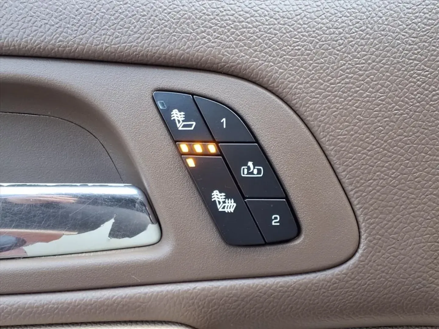 2007 Fire Red GMC Sierra 2500HD SLE2 Crew Cab 4WD (1GTHK23687F) with an Other engine, Automatic transmission, located at 1401 N. Hobart, Pampa, TX, 79065, (806) 665-9872, 35.549953, -100.975098 - **Unleash Your Adventure with This 2007 GMC Sierra 2500HD Perfect for Families and Outdoor Enthusiasts!**<br /> <br /> If you're on the lookout for a versatile vehicle that can handle both daily commuting and weekend adventures, look no further! The 2007 GMC Sierra 2500HD crew cab pickup is the ide - Photo#6