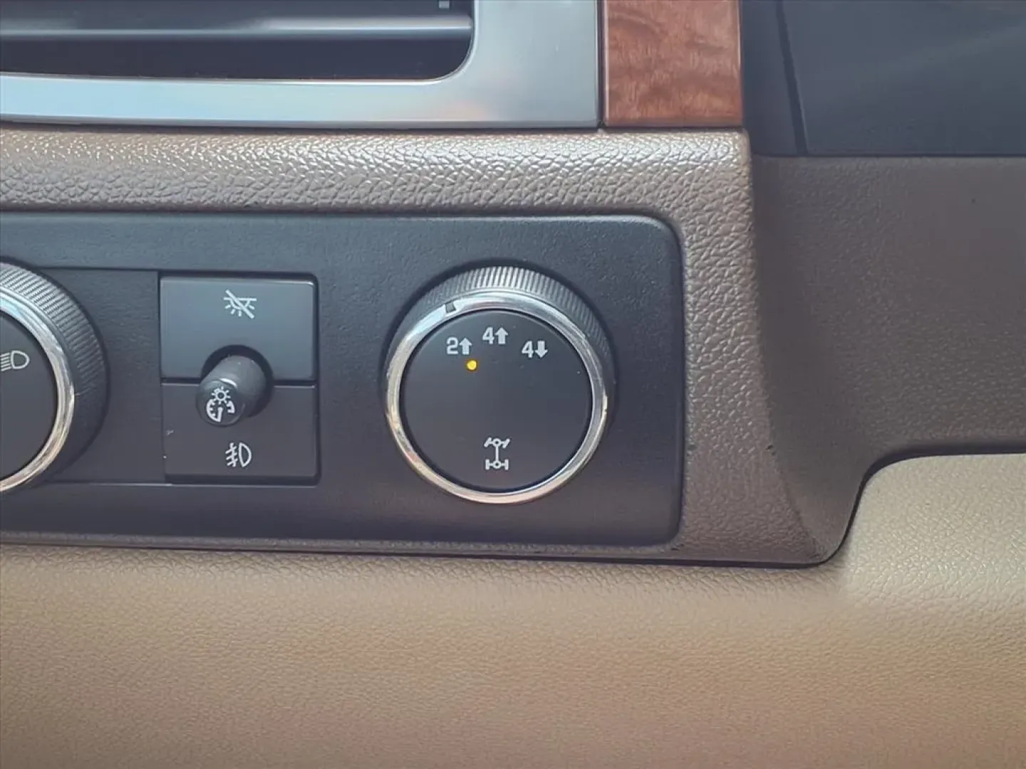 2007 Fire Red GMC Sierra 2500HD SLE2 Crew Cab 4WD (1GTHK23687F) with an Other engine, Automatic transmission, located at 1401 N. Hobart, Pampa, TX, 79065, (806) 665-9872, 35.549953, -100.975098 - **Unleash Your Adventure with This 2007 GMC Sierra 2500HD Perfect for Families and Outdoor Enthusiasts!**<br /> <br /> If you're on the lookout for a versatile vehicle that can handle both daily commuting and weekend adventures, look no further! The 2007 GMC Sierra 2500HD crew cab pickup is the ide - Photo#9