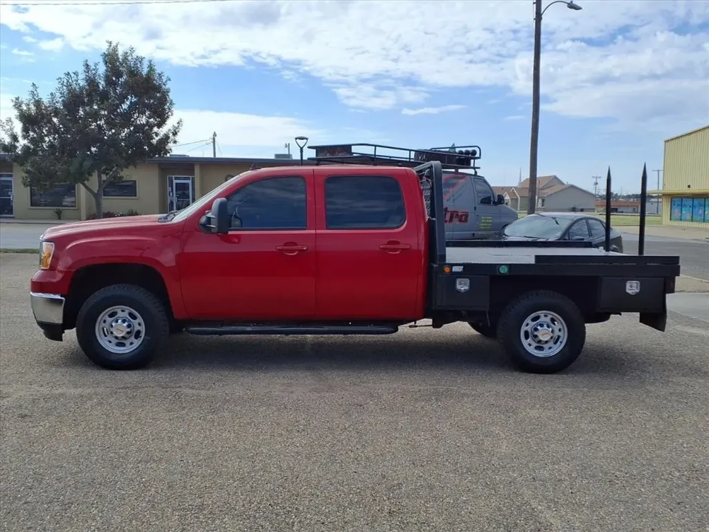 2007 Fire Red GMC Sierra 2500HD SLE2 Crew Cab 4WD (1GTHK23687F) with an Other engine, Automatic transmission, located at 1401 N. Hobart, Pampa, TX, 79065, (806) 665-9872, 35.549953, -100.975098 - **Unleash Your Adventure with This 2007 GMC Sierra 2500HD Perfect for Families and Outdoor Enthusiasts!**<br /> <br /> If you're on the lookout for a versatile vehicle that can handle both daily commuting and weekend adventures, look no further! The 2007 GMC Sierra 2500HD crew cab pickup is the ide - Photo#4