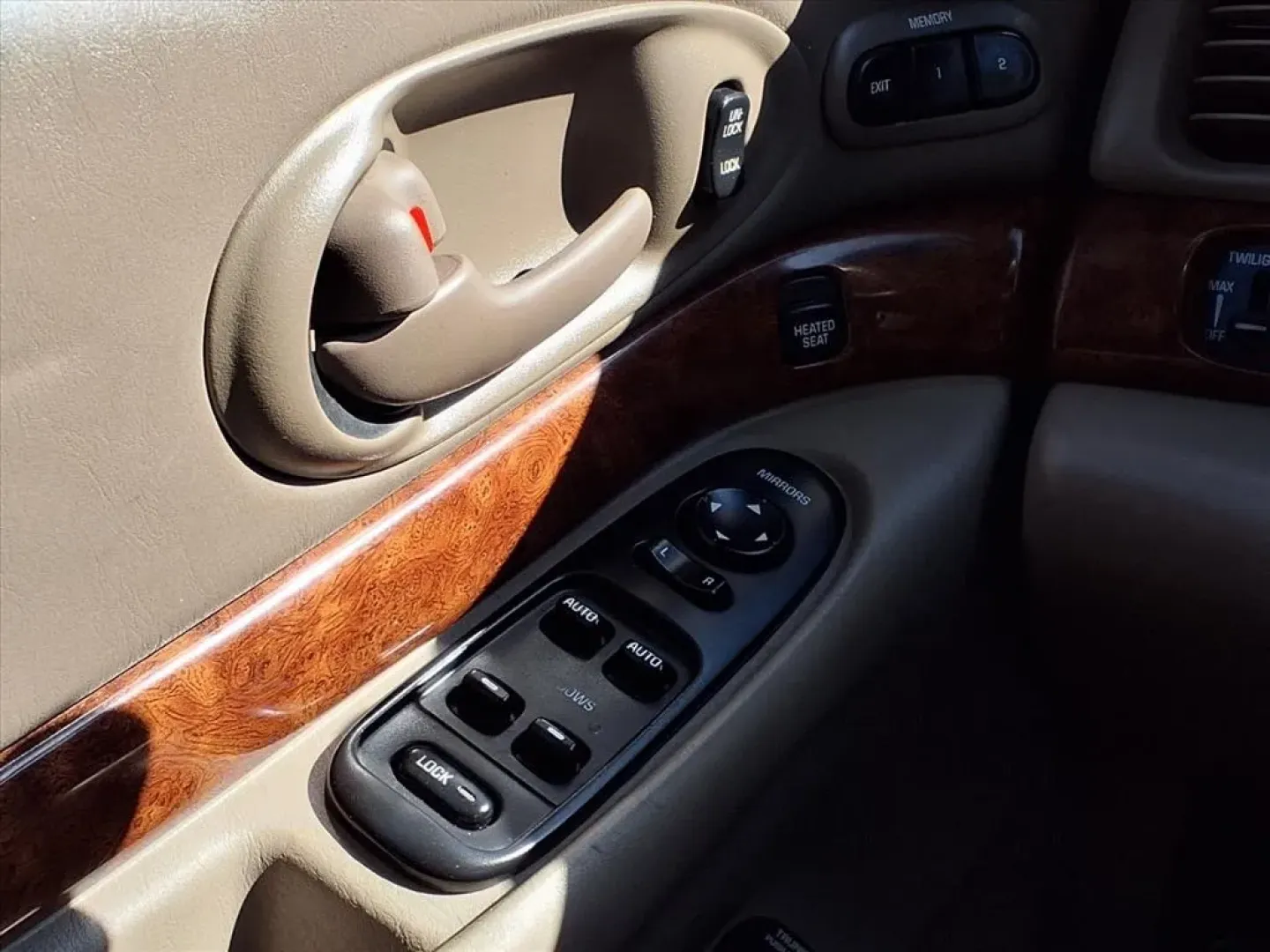 2003 Sterling Silver Metallic Buick LeSabre Limited (1G4HR54K53U) with an Other engine, Automatic transmission, located at 1401 N. Hobart, Pampa, TX, 79065, (806) 665-9872, 35.549953, -100.975098 - Looking for a reliable sedan that fits seamlessly into your busy lifestyle? Whether you're commuting to work, running errands, or planning a family weekend getaway, the 2003 Buick LeSabre Limited is the perfect vehicle for you. With comfortable seating for up to six passengers and an impressive fuel - Photo#9