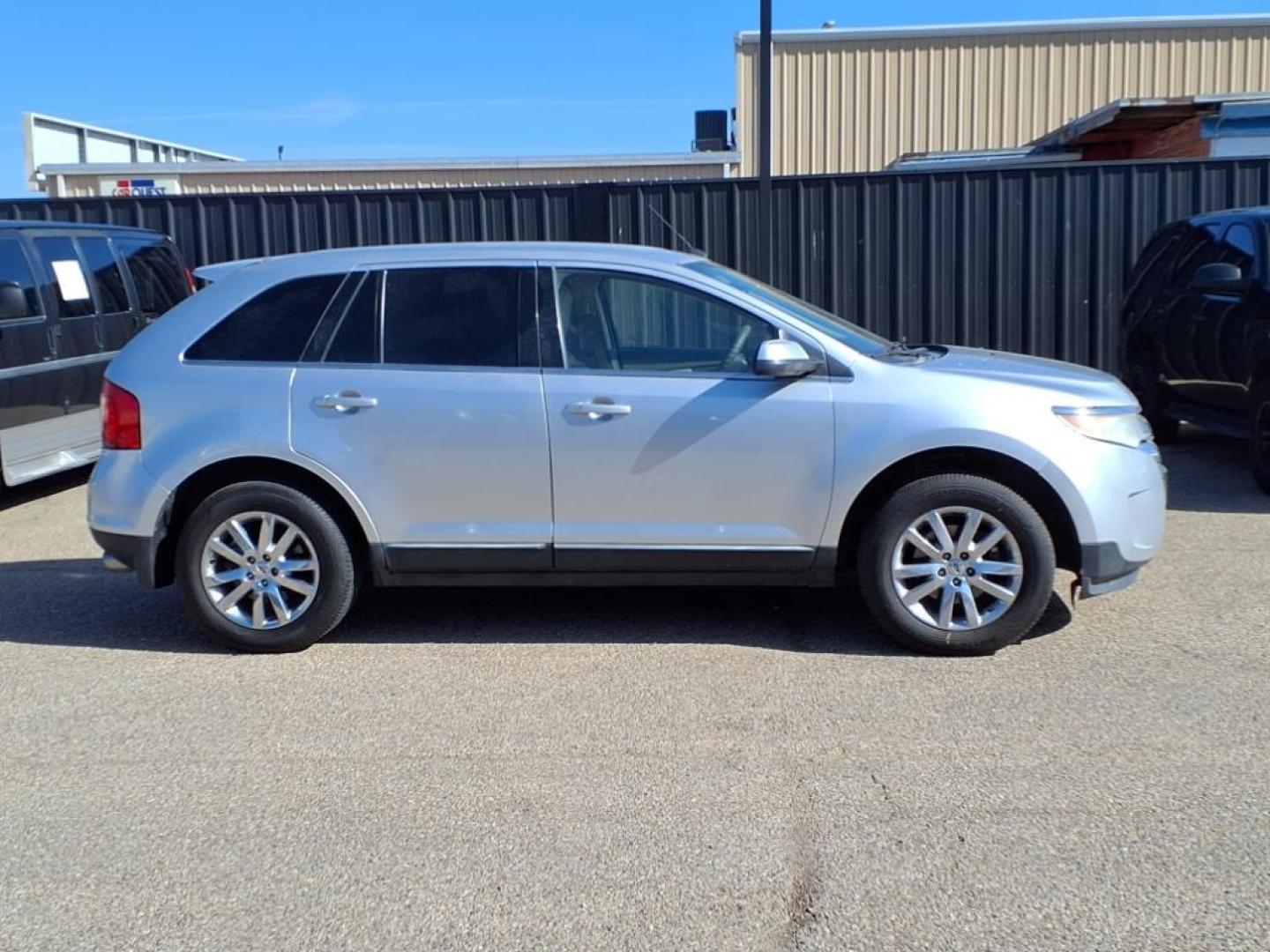 2011 Ingot Silver Metallic Ux Ford Edge Limited (2FMDK3KCXBB) with an 3.5L 3.5L V6 285hp 253ft. lbs. Sequential Multiport Fuel Injection engine, 6-Speed Shiftable Automatic transmission, located at 1401 N. Hobart, Pampa, TX, 79065, (806) 665-9872, 35.549953, -100.975098 - Photo#2