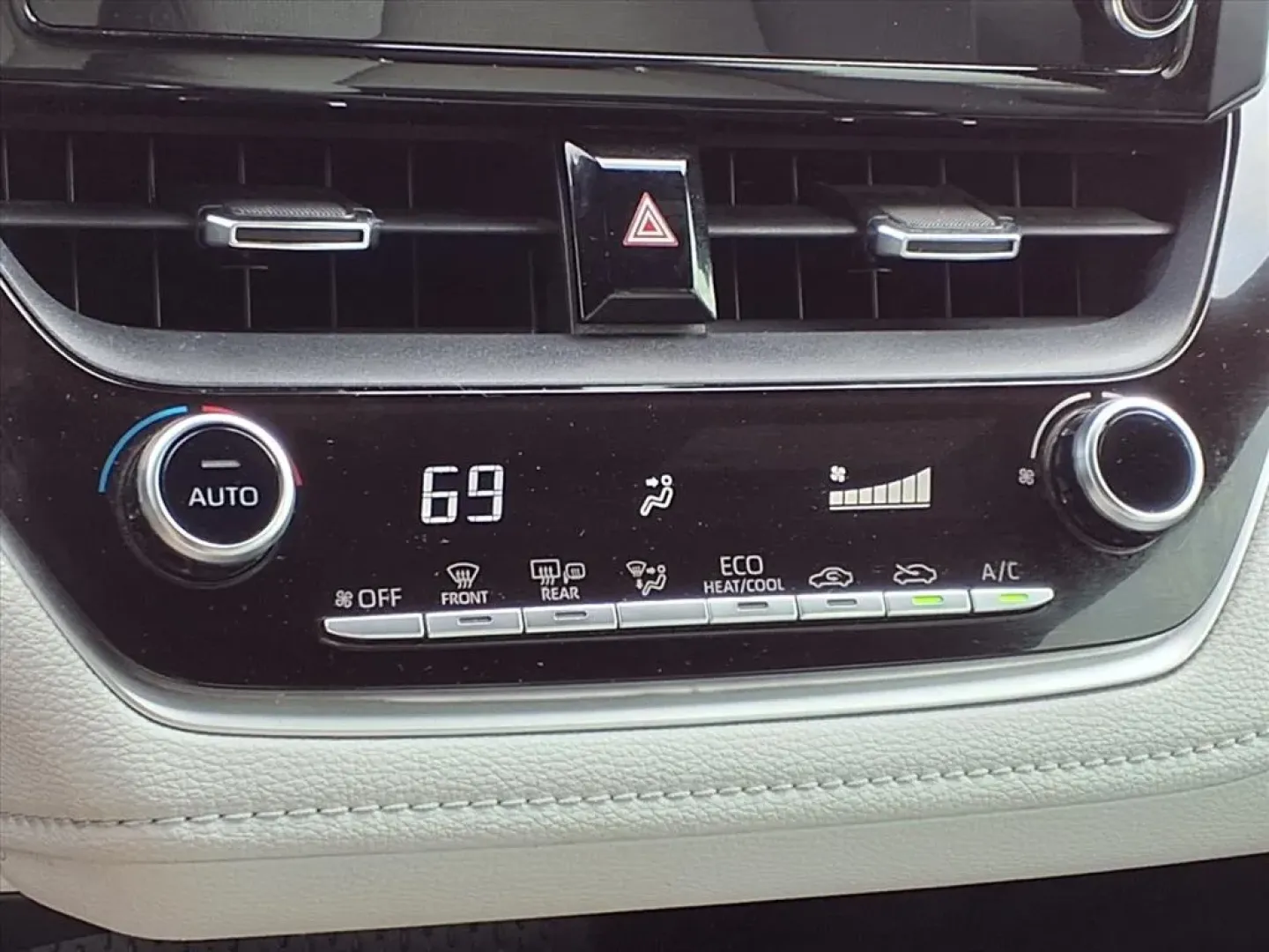 2019 Toyota COROLLA SE (JTNK4RBE1K3) with an 2.0L engine, CVT transmission, located at 1401 N. Hobart, Pampa, TX, 79065, (806) 665-9872, 35.549953, -100.975098 - **Discover Your Next Adventure with the 2019 Toyota Corolla XLE Tailored for Your Lifestyle!**<br /> <br /> Whether you're navigating the bustling streets of Pampa, TX, heading out on a family road trip, or commuting to work, the 2019 Toyota Corolla XLE is your reliable companion. Designed for thos - Photo#7