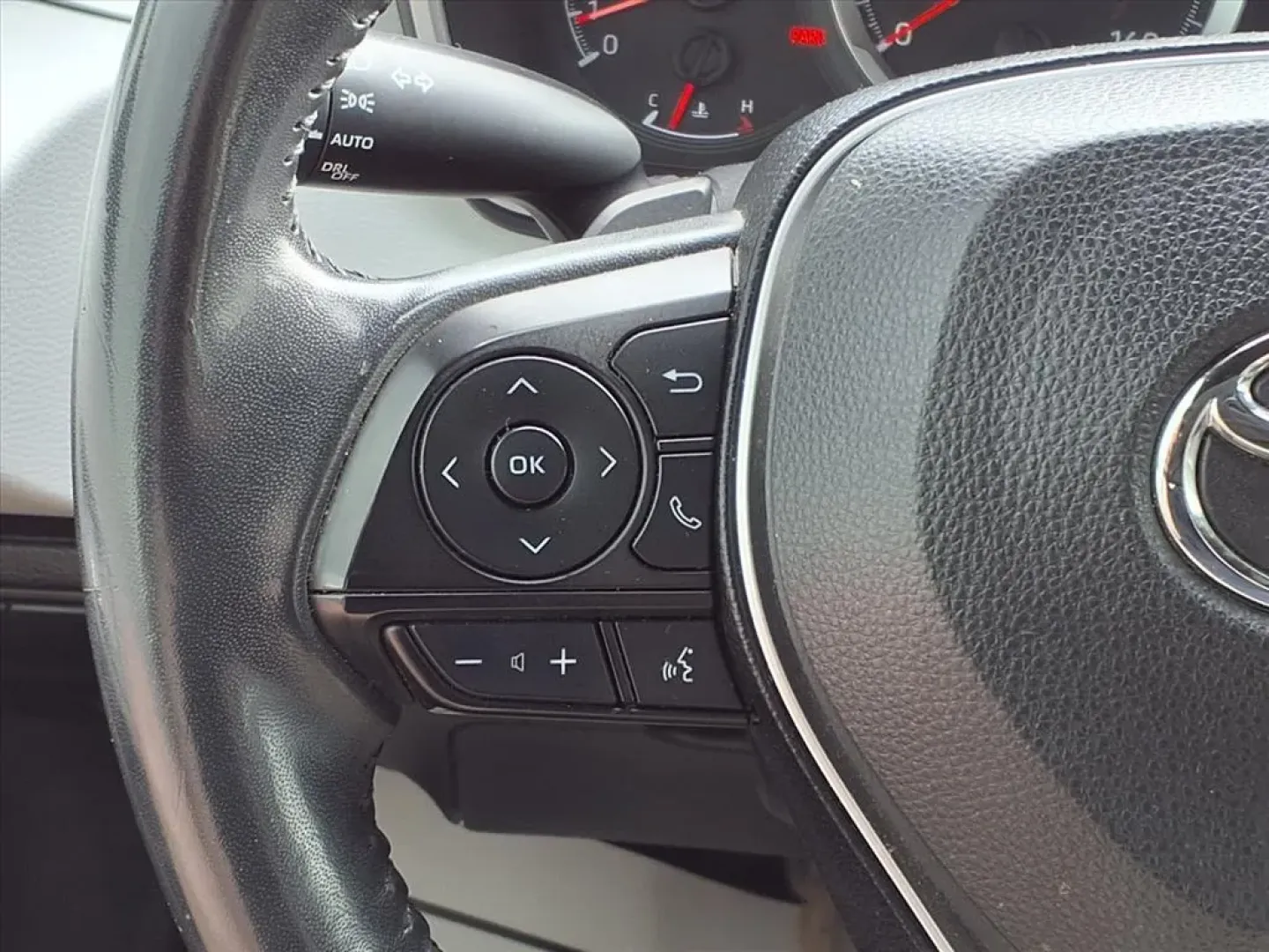 2019 Toyota COROLLA SE (JTNK4RBE1K3) with an 2.0L engine, CVT transmission, located at 1401 N. Hobart, Pampa, TX, 79065, (806) 665-9872, 35.549953, -100.975098 - **Discover Your Next Adventure with the 2019 Toyota Corolla XLE Tailored for Your Lifestyle!**<br /> <br /> Whether you're navigating the bustling streets of Pampa, TX, heading out on a family road trip, or commuting to work, the 2019 Toyota Corolla XLE is your reliable companion. Designed for thos - Photo#8