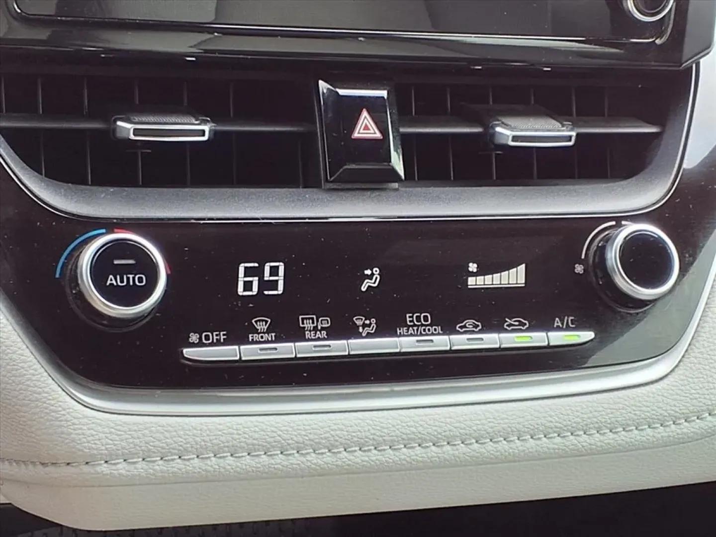 2019 Toyota Corolla XLE CVT (JTNK4RBE1K3) with an Other engine, located at 1401 N. Hobart, Pampa, TX, 79065, (806) 665-9872, 35.549953, -100.975098 - **Discover Your Next Adventure with the 2019 Toyota Corolla XLE Tailored for Your Lifestyle!**<br /> <br /> Whether you're navigating the bustling streets of Pampa, TX, heading out on a family road trip, or commuting to work, the 2019 Toyota Corolla XLE is your reliable companion. Designed for thos - Photo#7