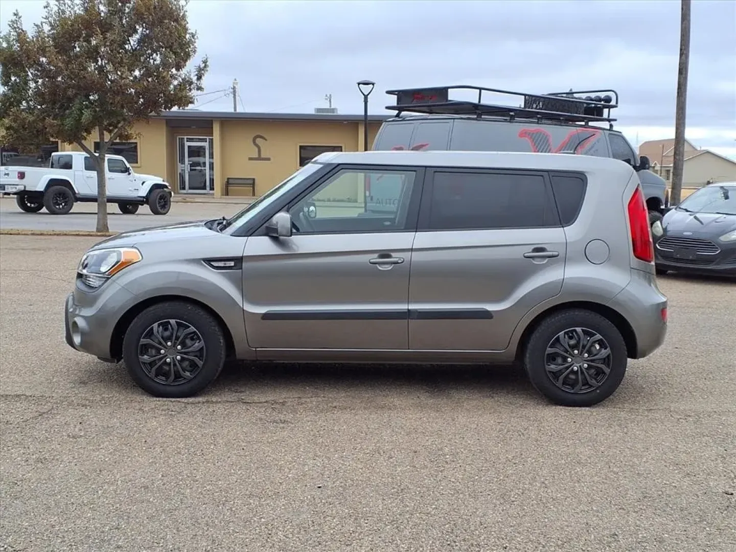 2013 Kia Soul Base (KNDJT2A52D7) with an Other engine, located at 1401 N. Hobart, Pampa, TX, 79065, (806) 665-9872, 35.549953, -100.975098 - **Explore the Open Road with the 2013 Kia Soul at Xtra Auto Center in Pampa, TX**<br /> <br /> Imagine cruising through the vibrant streets of Pampa, TX, with a reliable vehicle that seamlessly blends style, comfort, and practicality. Whether you're commuting to work, heading out for a family outing - Photo#4