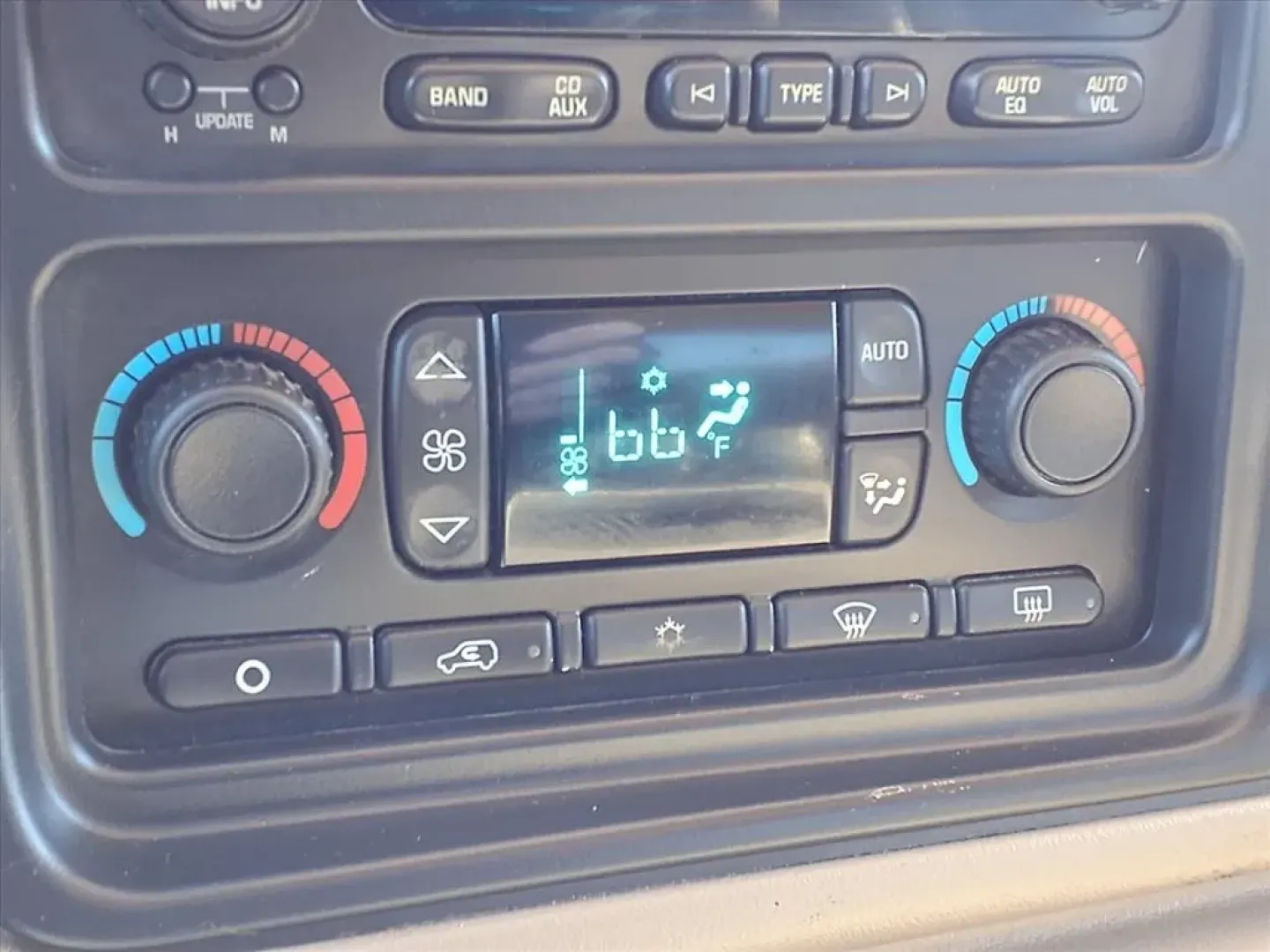 2006 Chevrolet SILVERADO 2500 HEAVY DUTY (1GCHC23DX6F) with an 6.6L engine, Automatic transmission, located at 1401 N. Hobart, Pampa, TX, 79065, (806) 665-9872, 35.549953, -100.975098 - **Unleash Your Adventures with a 2006 Chevrolet Silverado 2500HD at Xtra Auto Center!**<br /> <br /> Are you ready to elevate your lifestyle with a reliable vehicle that can handle any challenge? Whether you're a weekend warrior looking to haul gear to the lake, a growing family in need of a spaciou - Photo#5