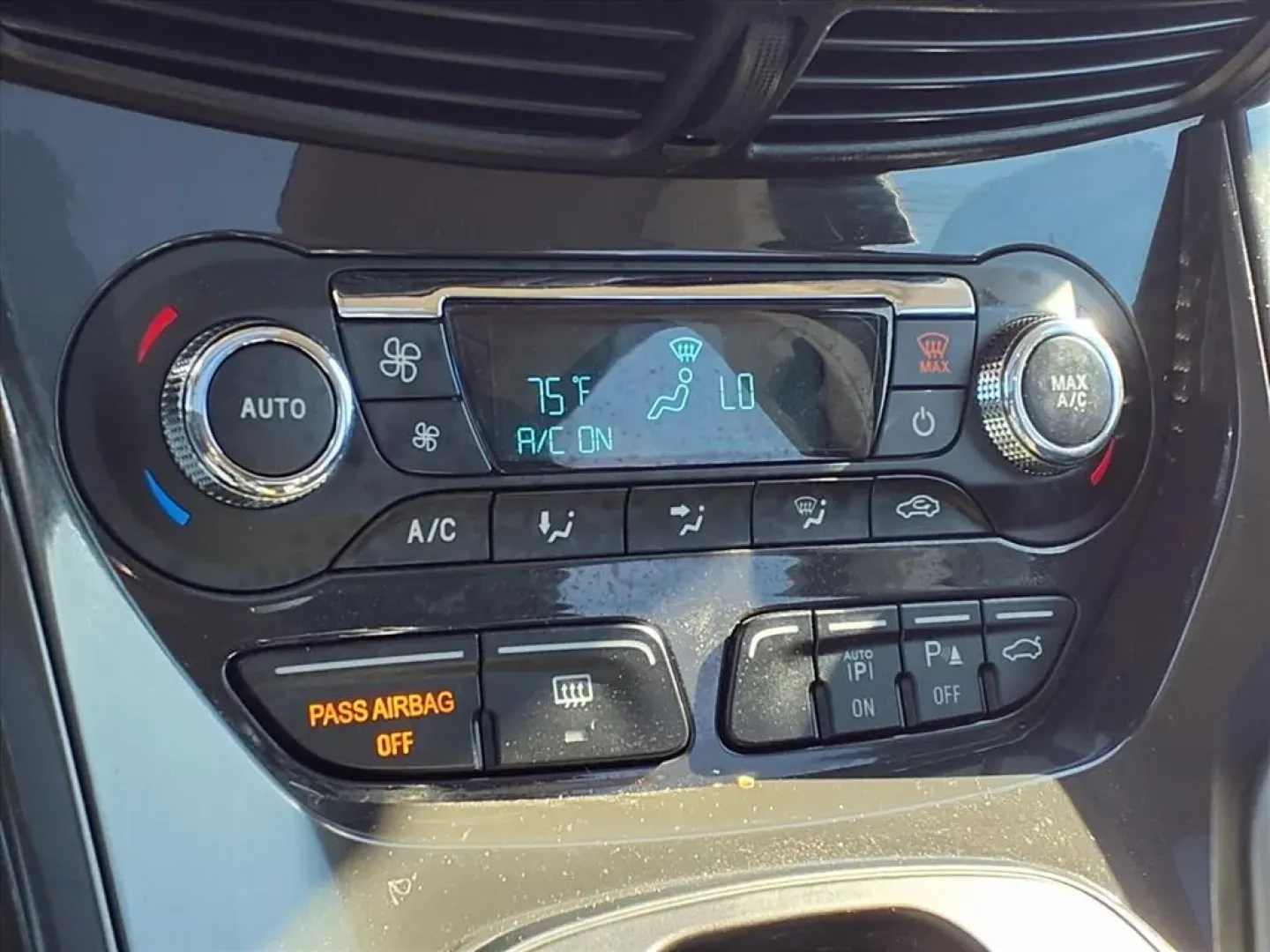 2015 Ford Escape TITANIUM (1FMCU0JXXFU) with an 1.6L engine, Automatic transmission, located at 1401 N. Hobart, Pampa, TX, 79065, (806) 665-9872, 35.549953, -100.975098 - **Explore New Adventures with the 2015 Ford Escape Titanium FWD from Xtra Auto Center!**<br /> <br /> Are you in search of a reliable, stylish, and versatile vehicle to enhance your daily commute or weekend getaways? Look no further than the 2015 Ford Escape Titanium FWD, now available at Xtra Auto - Photo#8