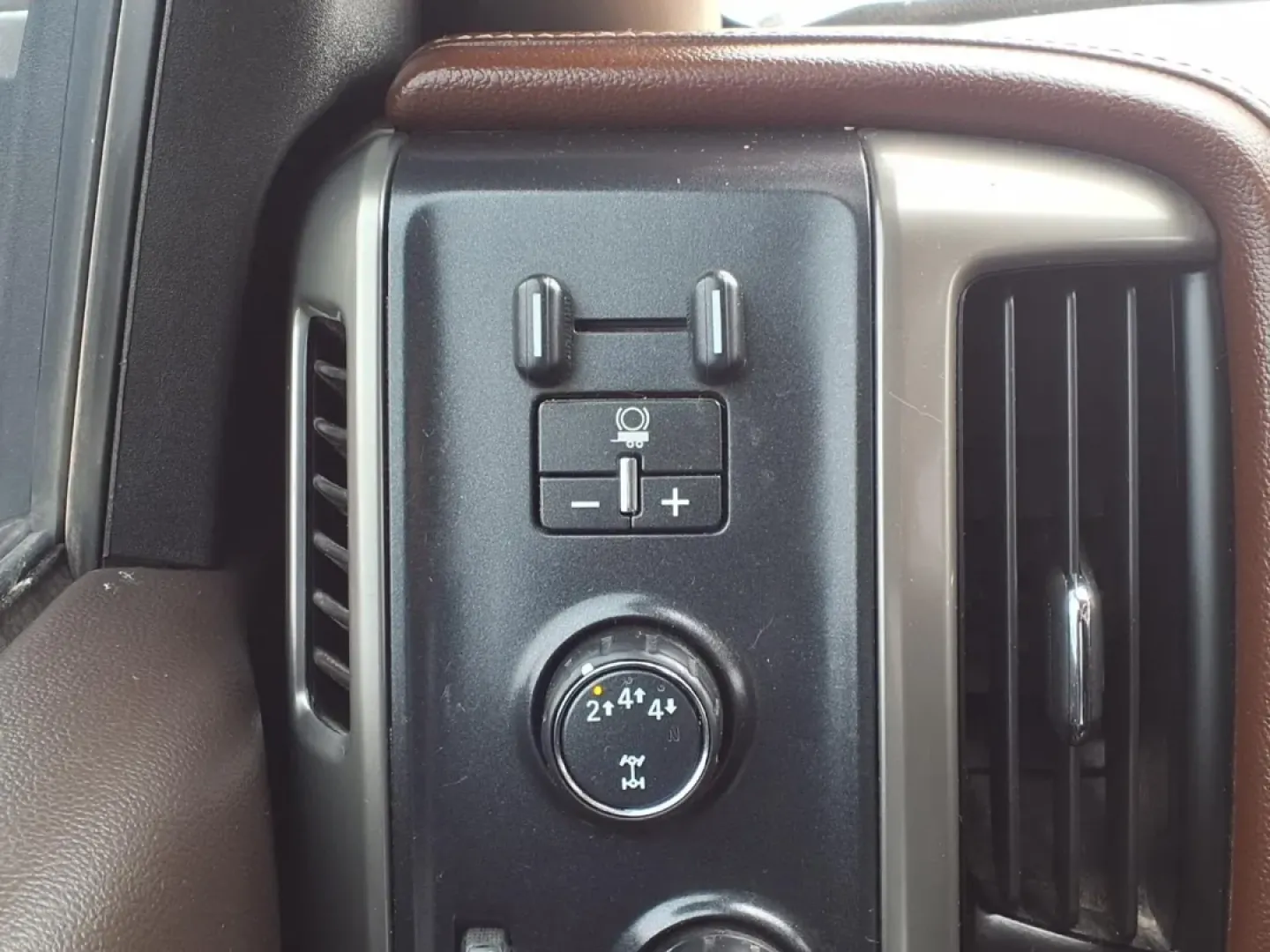 2019 Chevrolet SILVERADO 3500 HIGH COUNTRY (1GC4KYEY7KF) with an 6.6L engine, Automatic transmission, located at 1401 N. Hobart, Pampa, TX, 79065, (806) 665-9872, 35.549953, -100.975098 - If your life revolves around heavy-duty workdays, long highway runs across the Panhandle, and weekend projects that don't fit in a small bed, this 2019 Chevrolet Silverado 3500 High Country is the kind of truck that keeps up with real-world demands. From hauling equipment to pulling a loaded trailer - Photo#10