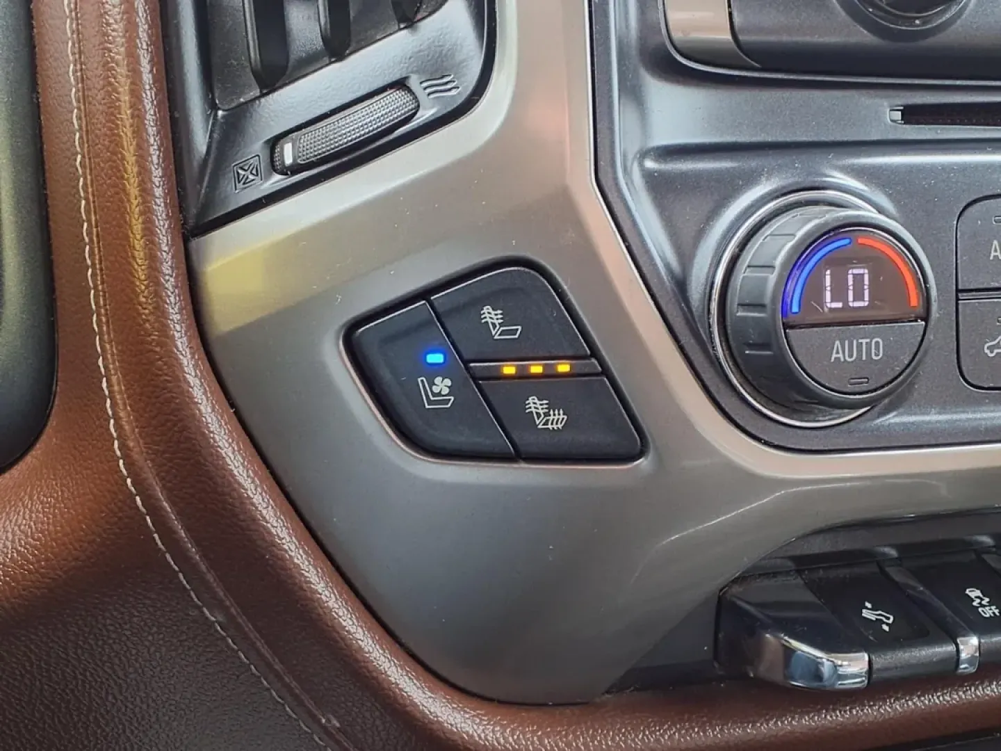 2019 Chevrolet SILVERADO 3500 HIGH COUNTRY (1GC4KYEY7KF) with an 6.6L engine, Automatic transmission, located at 1401 N. Hobart, Pampa, TX, 79065, (806) 665-9872, 35.549953, -100.975098 - If your life revolves around heavy-duty workdays, long highway runs across the Panhandle, and weekend projects that don't fit in a small bed, this 2019 Chevrolet Silverado 3500 High Country is the kind of truck that keeps up with real-world demands. From hauling equipment to pulling a loaded trailer - Photo#7