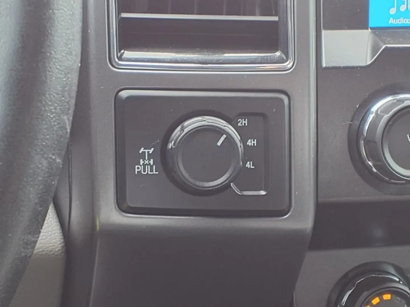 2019 Ford F150 SUPERCREW (1FTEW1E58KK) with an 5.0L engine, Automatic transmission, located at 1401 N. Hobart, Pampa, TX, 79065, (806) 665-9872, 35.549953, -100.975098 - Whether you're hauling gear to Lake McClellan for a weekend on the water, commuting across the Panhandle on US-60, or simply need a dependable truck that can keep up with work and family life, this 2019 Ford F-150 SuperCrew is built for real-world Texas driving. With a roomy crew cab, a practical re - Photo#10