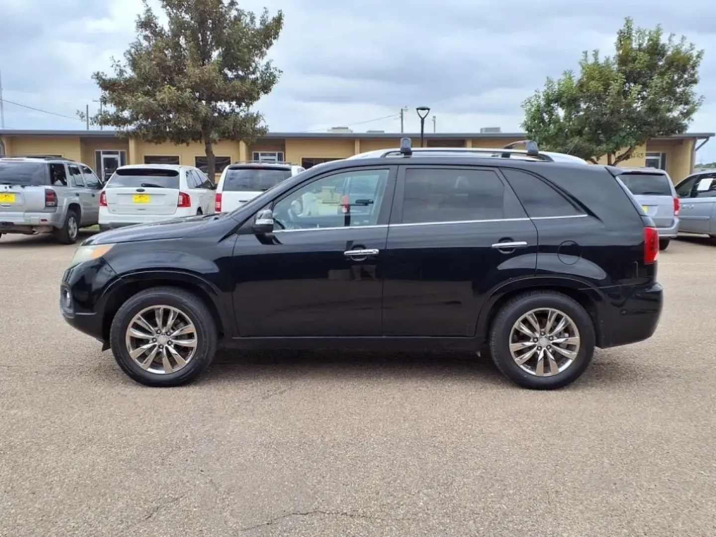 2013 Ebony Black Kia Sorento SX 2WD (5XYKW4A21DG) with an Other engine, located at 1401 N. Hobart, Pampa, TX, 79065, (806) 665-9872, 35.549953, -100.975098 - If you're seeking the perfect vehicle for weekend adventures or family outings, look no further than this 2013 Kia Sorento SX 2WD, available now at Xtra Auto Center in Pampa, TX. This SUV is designed to accommodate all your needs, whether it's a road trip to the stunning Palo Duro Canyon or daily co - Photo#4