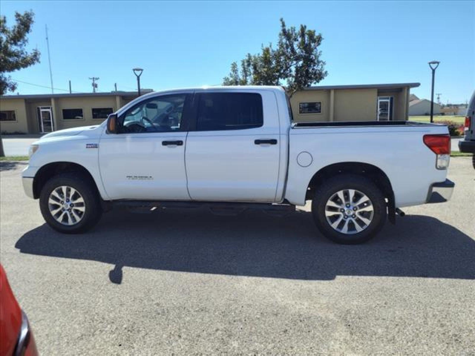 2012 Super White Toyota Tundra Grade (5TFDW5F17CX) with an 5.7L 5.7L Flex Fuel V8 381hp 4 Sequential Multiport Fuel Injection engine, 6-Speed Shiftable Automatic transmission, located at 1401 N. Hobart, Pampa, TX, 79065, (806) 665-9872, 35.549641, -100.971878 - Photo #4