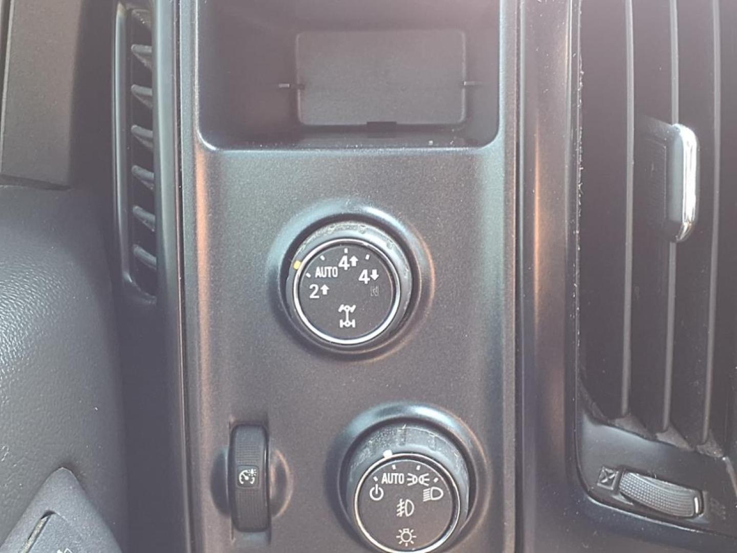 2015 Slate Gray Metallic GMC Sierra 1500 SLT (3GTU2VEJXFG) with an 6.2L EcoTec3 6.2L V8 420hp 460ft. lbs. Direct Injection engine, 8-Speed Shiftable Automatic transmission, located at 1401 N. Hobart, Pampa, TX, 79065, (806) 665-9872, 35.549953, -100.975098 - Photo#7