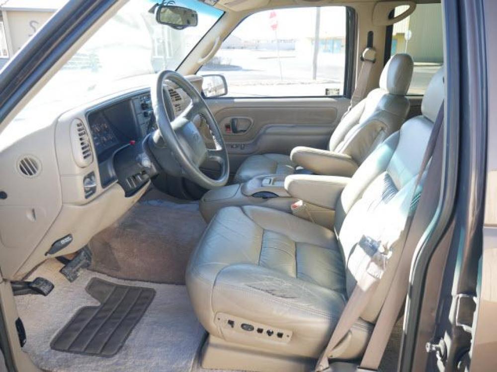 1998 Gray Chevrolet Suburban C1500 (3GNEC16R7WG) with an 5.7 8 Cylinder Fuel Injected engine, Automatic transmission, located at 1401 N. Hobart, Pampa, TX, 79065, (806) 665-9872, 35.549641, -100.971878 - Photo #9