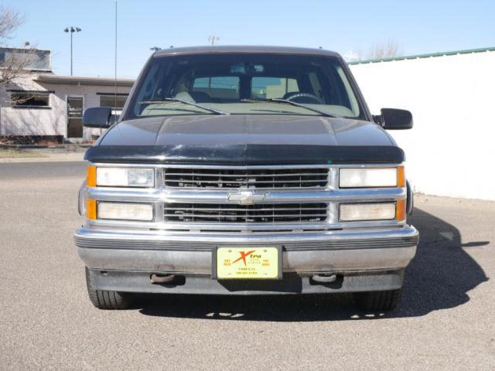 1998 Gray Chevrolet Suburban C1500 (3GNEC16R7WG) with an 5.7 8 Cylinder Fuel Injected engine, Automatic transmission, located at 1401 N. Hobart, Pampa, TX, 79065, (806) 665-9872, 35.549641, -100.971878 - Photo #1