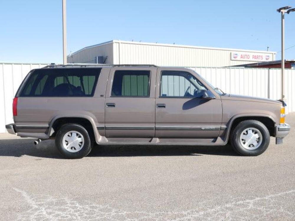 1998 Gray Chevrolet Suburban C1500 (3GNEC16R7WG) with an 5.7 8 Cylinder Fuel Injected engine, Automatic transmission, located at 1401 N. Hobart, Pampa, TX, 79065, (806) 665-9872, 35.549641, -100.971878 - Photo #2