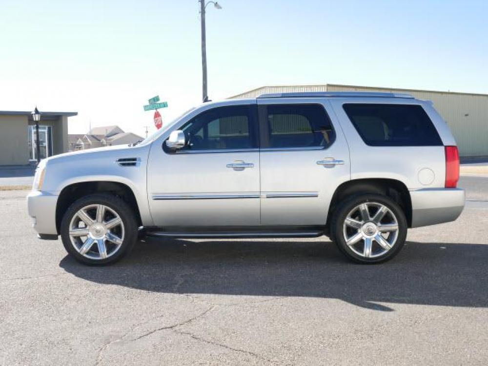 2010 Silver Lining Cadillac Escalade Luxury (1GYUKBEF7AR) with an 6.2 8 Cylinder Sequential-Port F.I. engine, Automatic transmission, located at 1401 N. Hobart, Pampa, TX, 79065, (806) 665-9872, 35.549641, -100.971878 - Photo #4