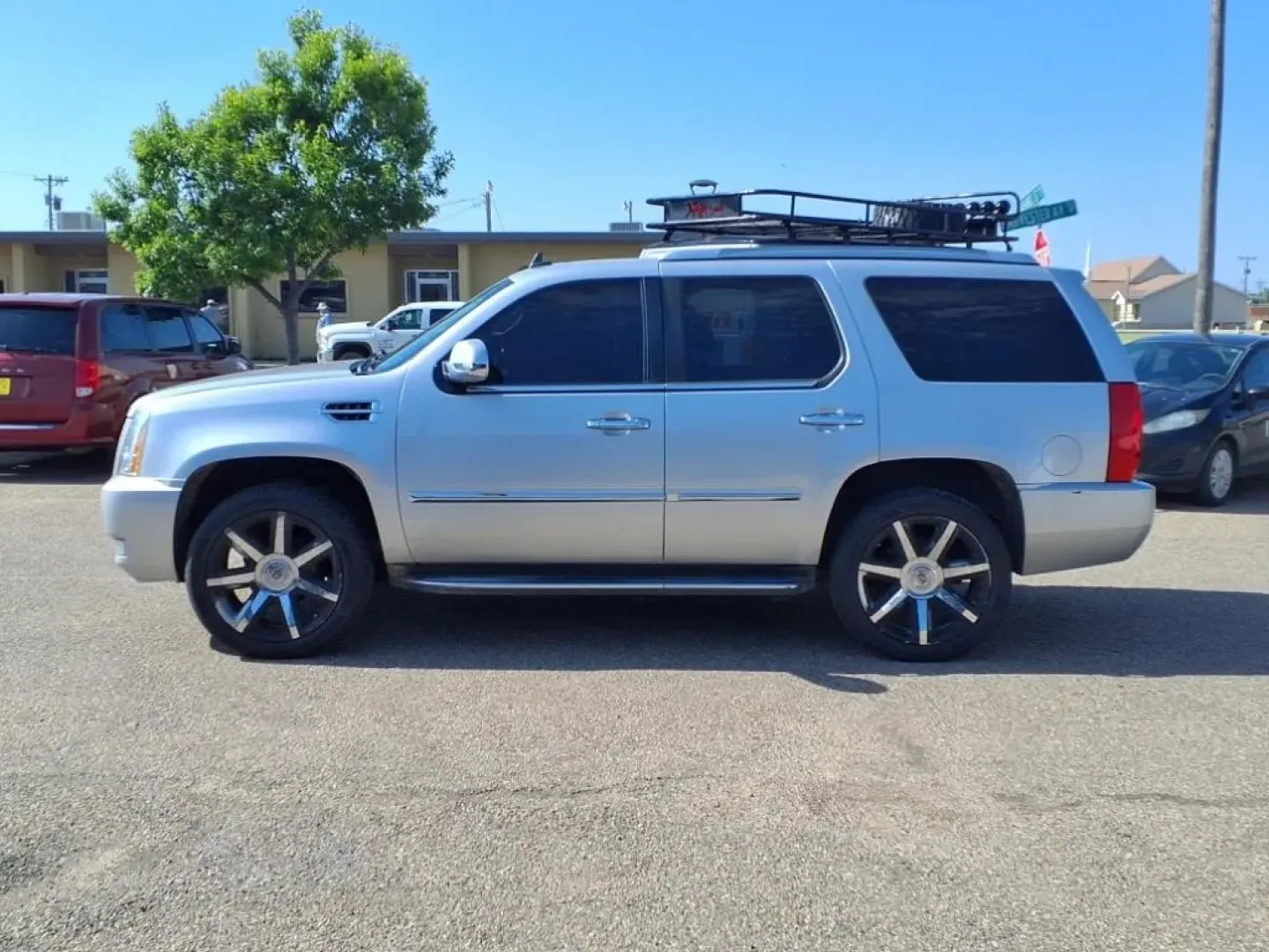 2010 Silver Lining Ggz Cadillac ESCALADE LUXURY (1GYUKBEF7AR) with an 6.2L engine, Automatic transmission, located at 1401 N. Hobart, Pampa, TX, 79065, (806) 665-9872, 35.549953, -100.975098 - **Drive in Luxury: 2010 Cadillac Escalade AWD Luxury at Xtra Auto Center!**<br /> <br /> Are you ready to elevate your driving experience? Whether you're a growing family looking for ample space or an adventurer yearning for weekend getaways, the 2010 Cadillac Escalade AWD Luxury is designed to acco - Photo#4