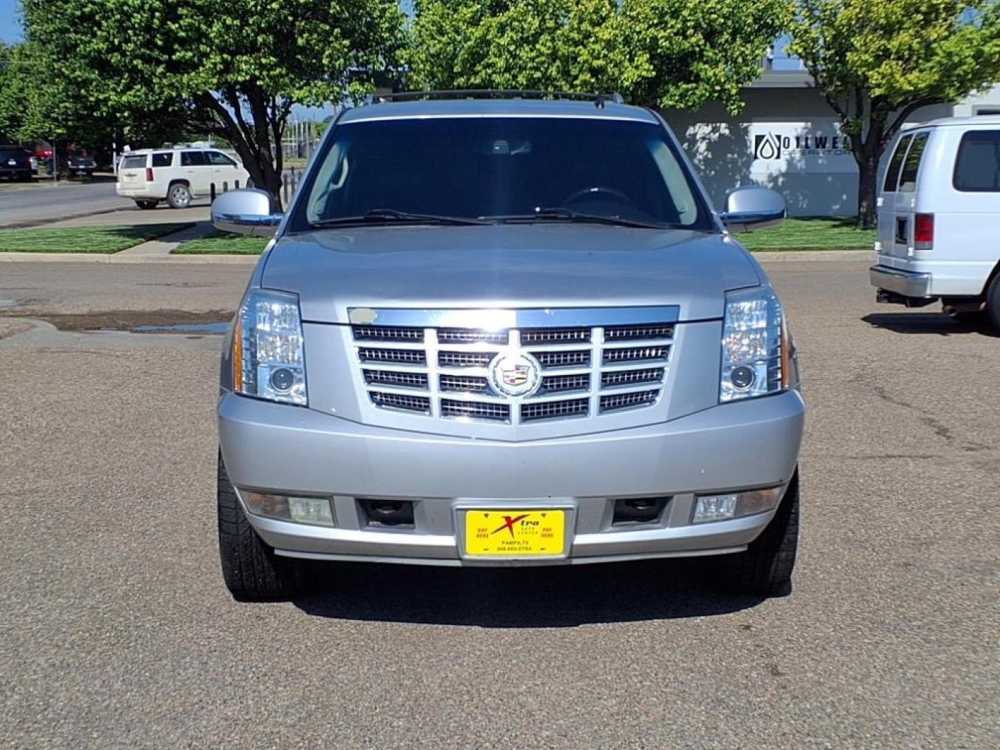 2010 Silver Lining Cadillac Escalade Luxury (1GYUKBEF7AR) with an 6.2L 6.2L Flex Fuel V8 403hp 417ft. lbs. Sequential-Port F.I. engine, 6-Speed Shiftable Automatic transmission, located at 1401 N. Hobart, Pampa, TX, 79065, (806) 665-9872, 35.549953, -100.975098 - Photo#1