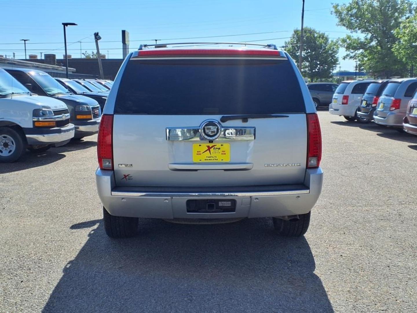 2010 Silver Lining Cadillac Escalade Luxury (1GYUKBEF7AR) with an 6.2L 6.2L Flex Fuel V8 403hp 417ft. lbs. Sequential-Port F.I. engine, 6-Speed Shiftable Automatic transmission, located at 1401 N. Hobart, Pampa, TX, 79065, (806) 665-9872, 35.549953, -100.975098 - Photo#3