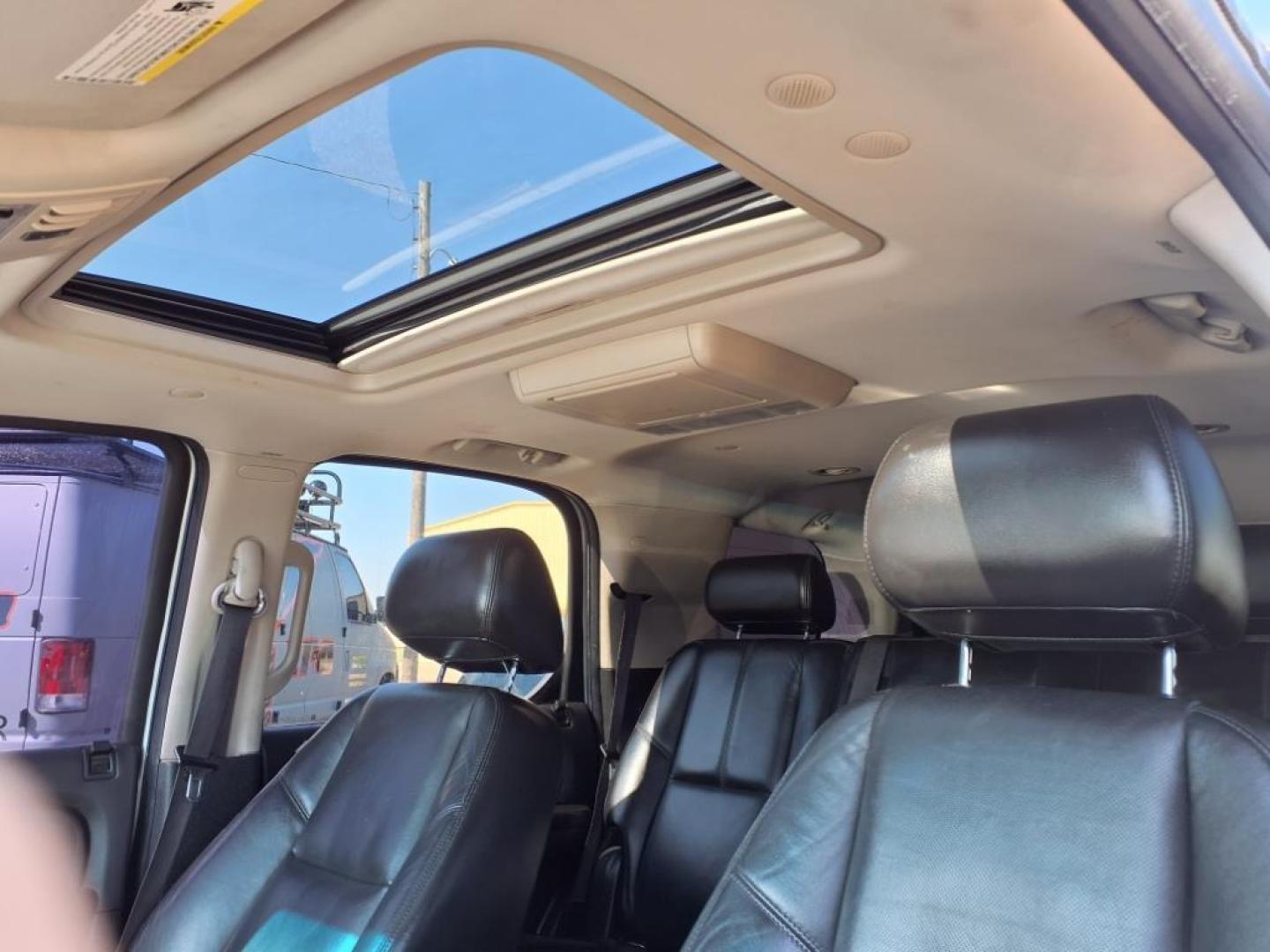 2010 Silver Lining Cadillac Escalade Luxury (1GYUKBEF7AR) with an 6.2L 6.2L Flex Fuel V8 403hp 417ft. lbs. Sequential-Port F.I. engine, 6-Speed Shiftable Automatic transmission, located at 1401 N. Hobart, Pampa, TX, 79065, (806) 665-9872, 35.549953, -100.975098 - Photo#5