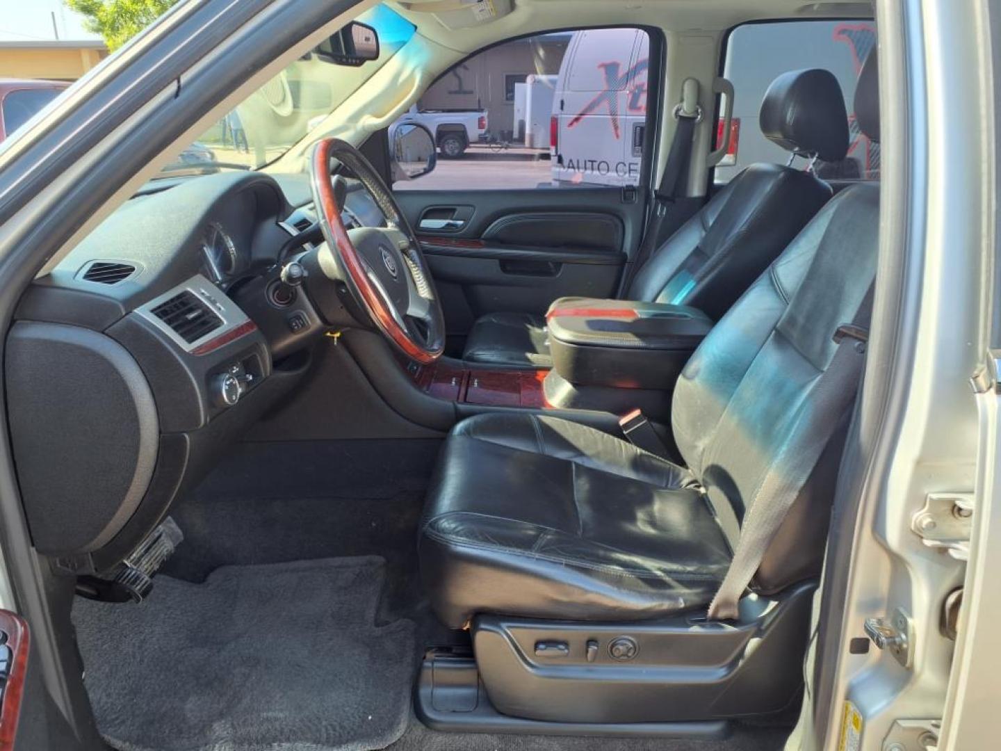 2010 Silver Lining Cadillac Escalade Luxury (1GYUKBEF7AR) with an 6.2L 6.2L Flex Fuel V8 403hp 417ft. lbs. Sequential-Port F.I. engine, 6-Speed Shiftable Automatic transmission, located at 1401 N. Hobart, Pampa, TX, 79065, (806) 665-9872, 35.549953, -100.975098 - Photo#12